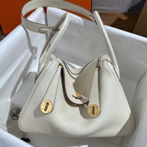 Lindy 26 reference image in Milkshake White with gold-tone hardware, main product photo 1.