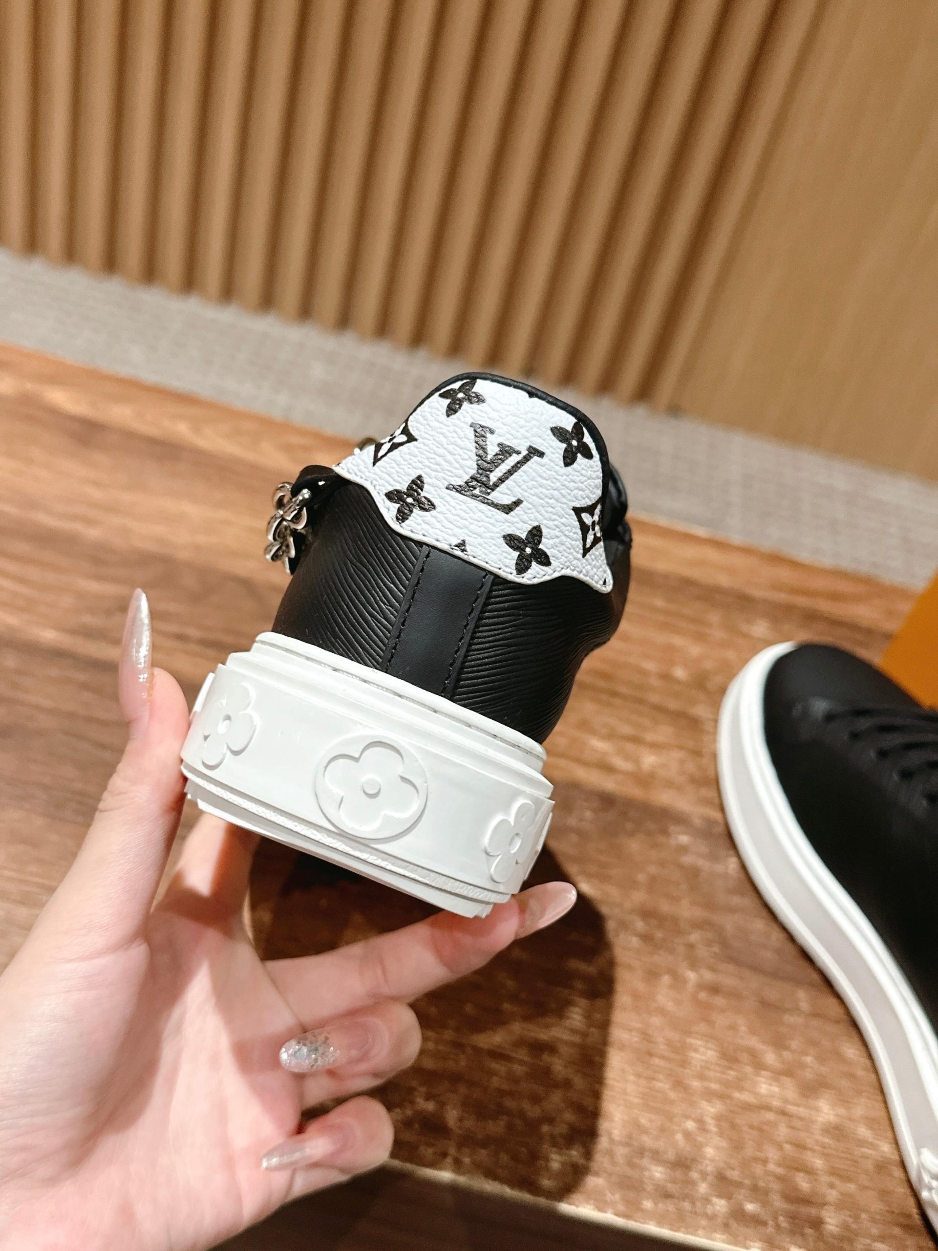 Louis Vuitton Frontrow Sneaker – Black / White Sole - 图片 8