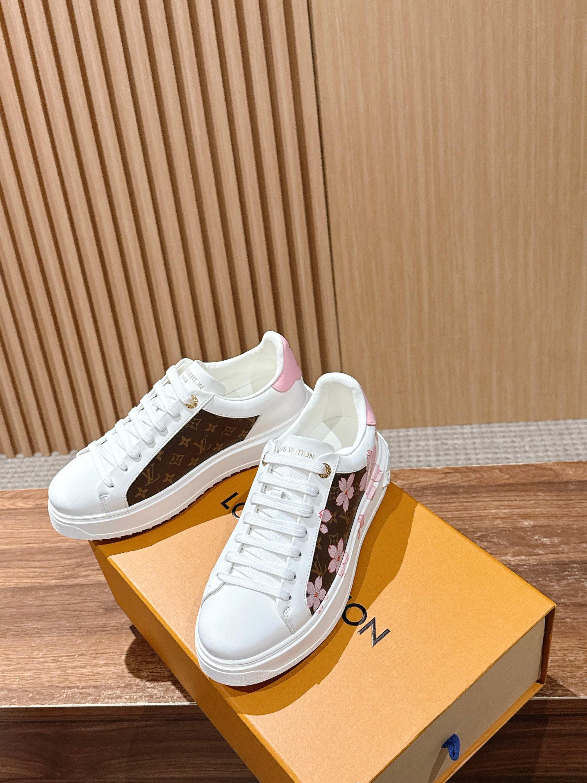 Louis Vuitton Frontrow Sneaker – White / Gold Eyelets - 图片 4