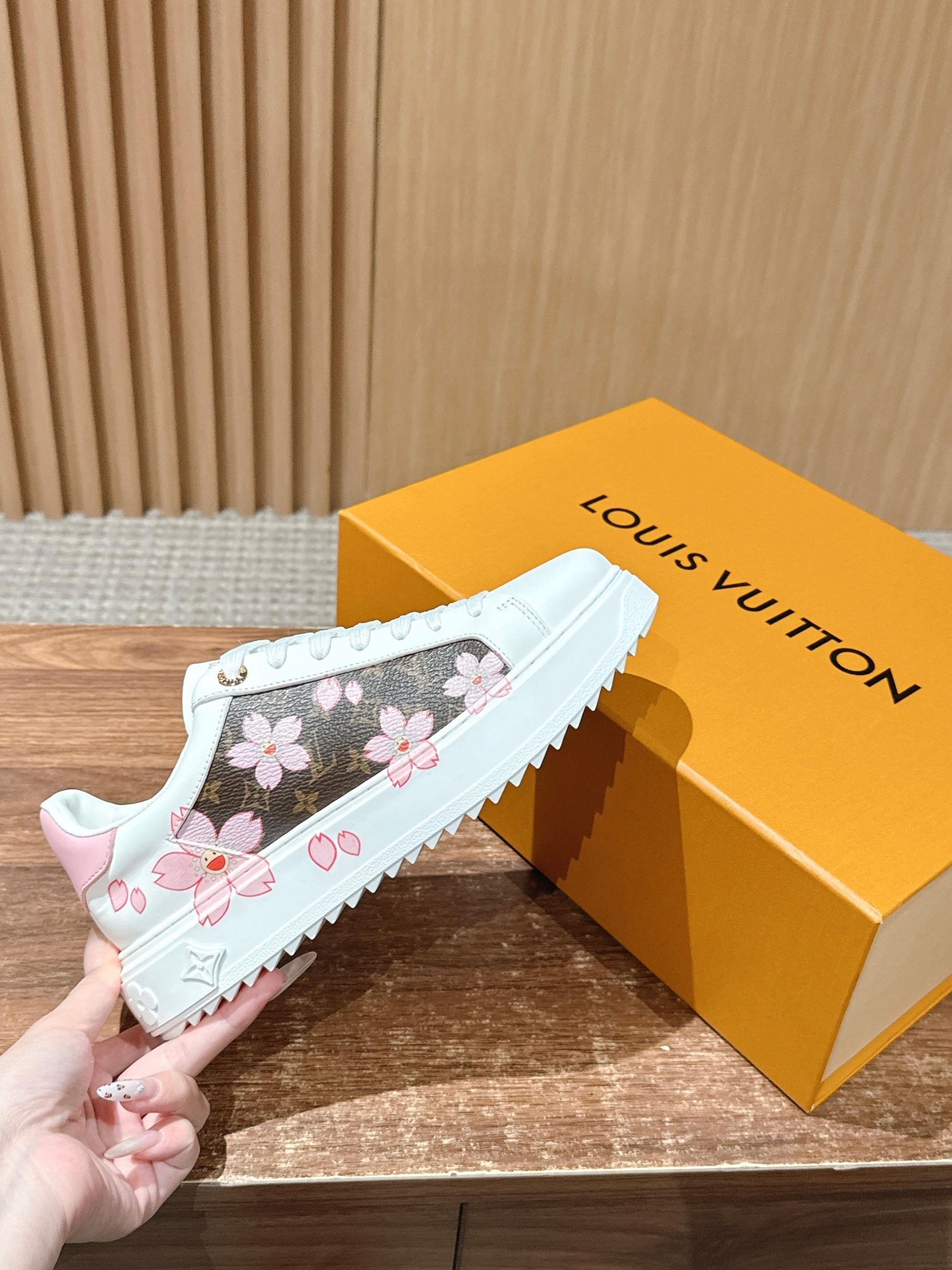 Louis Vuitton Frontrow Sneaker – White / Gold Eyelets - 图片 5