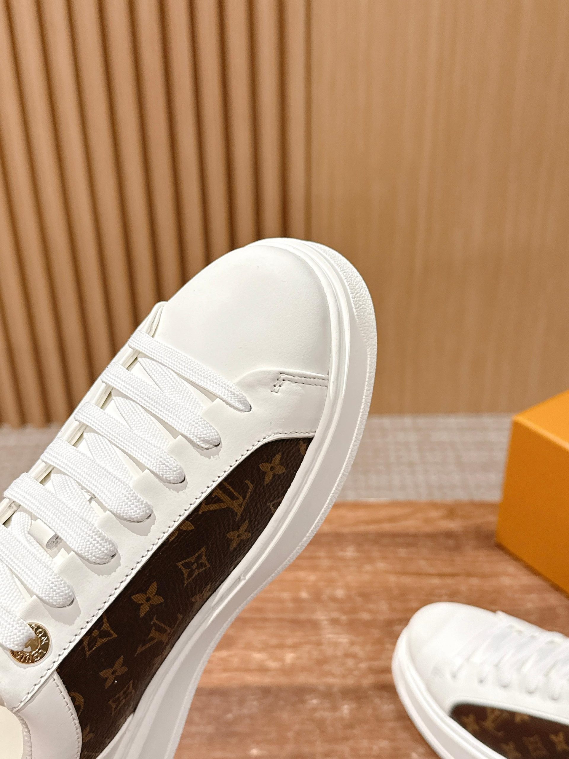 Louis Vuitton Frontrow Sneaker – White / Gold Eyelets - 图片 6