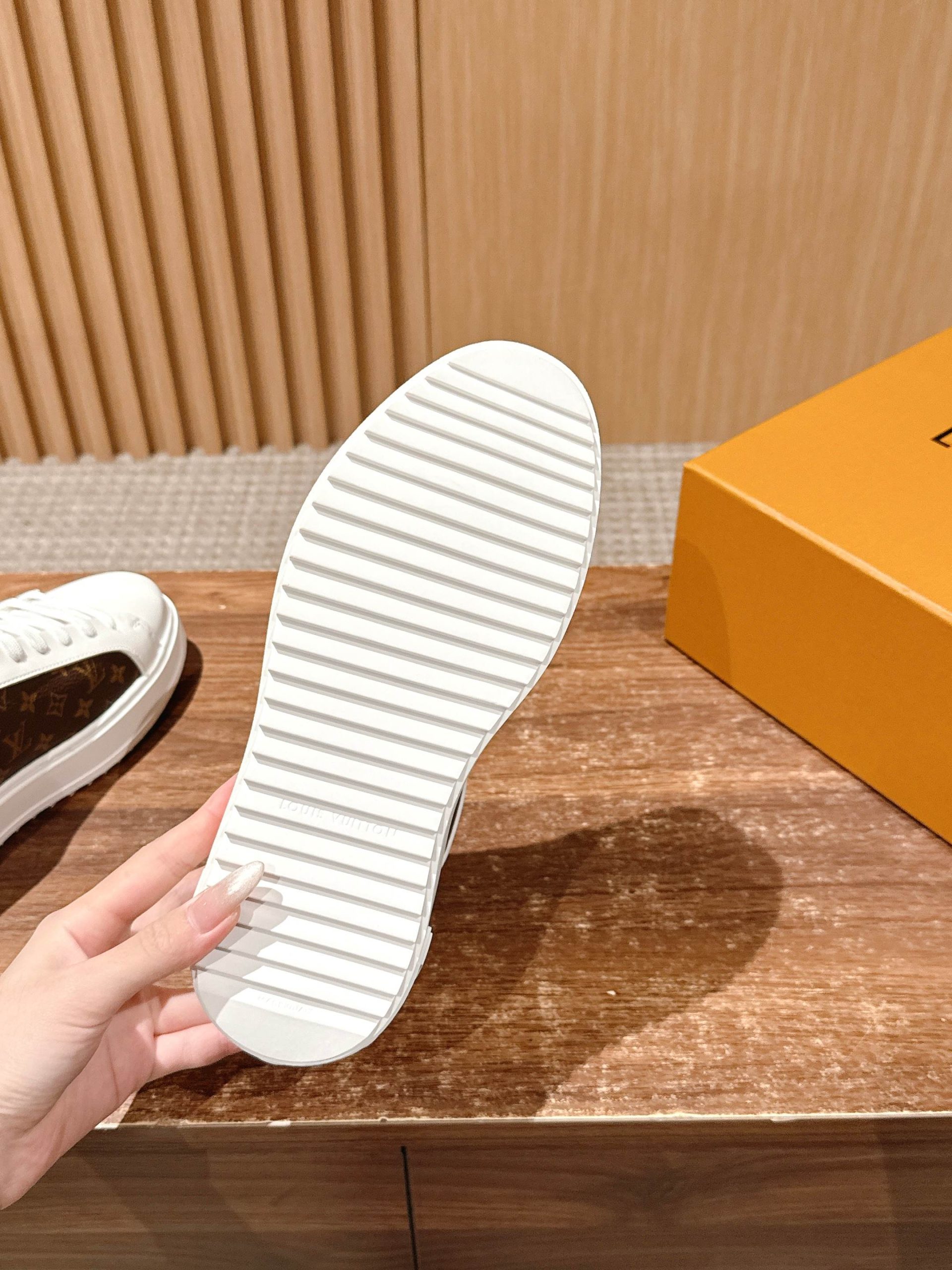 Louis Vuitton Frontrow Sneaker – White / Gold Eyelets - 图片 9