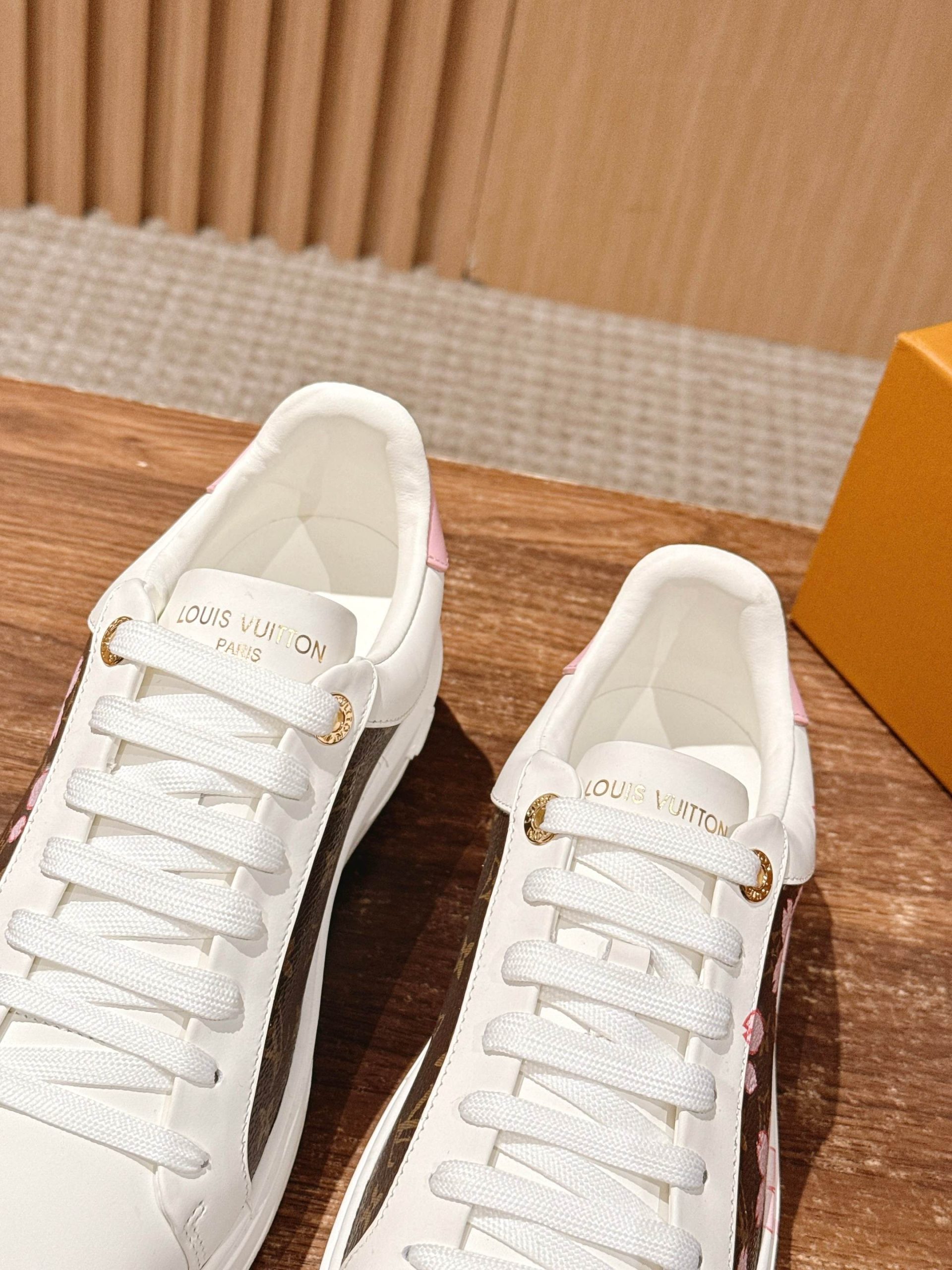 Louis Vuitton Frontrow Sneaker – White / Gold Eyelets - 图片 8