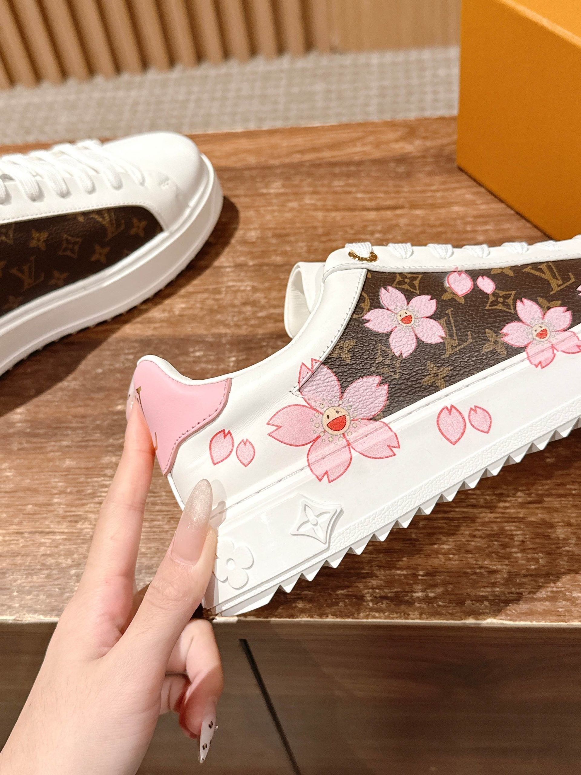 Louis Vuitton Frontrow Sneaker – White / Gold Eyelets - 图片 7
