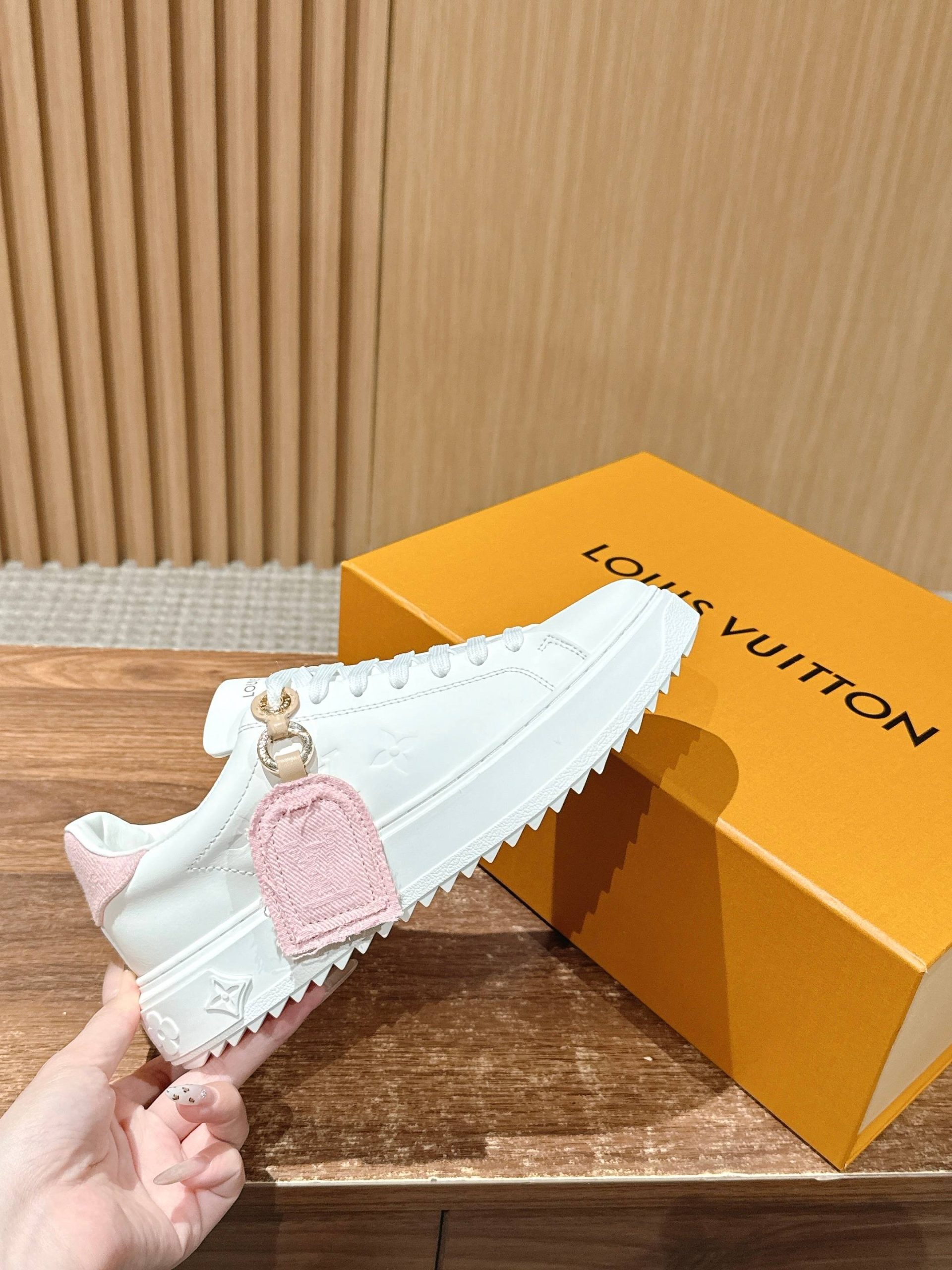 Louis Vuitton Frontrow Sneaker – White / Gold Chain Detail - 图片 5