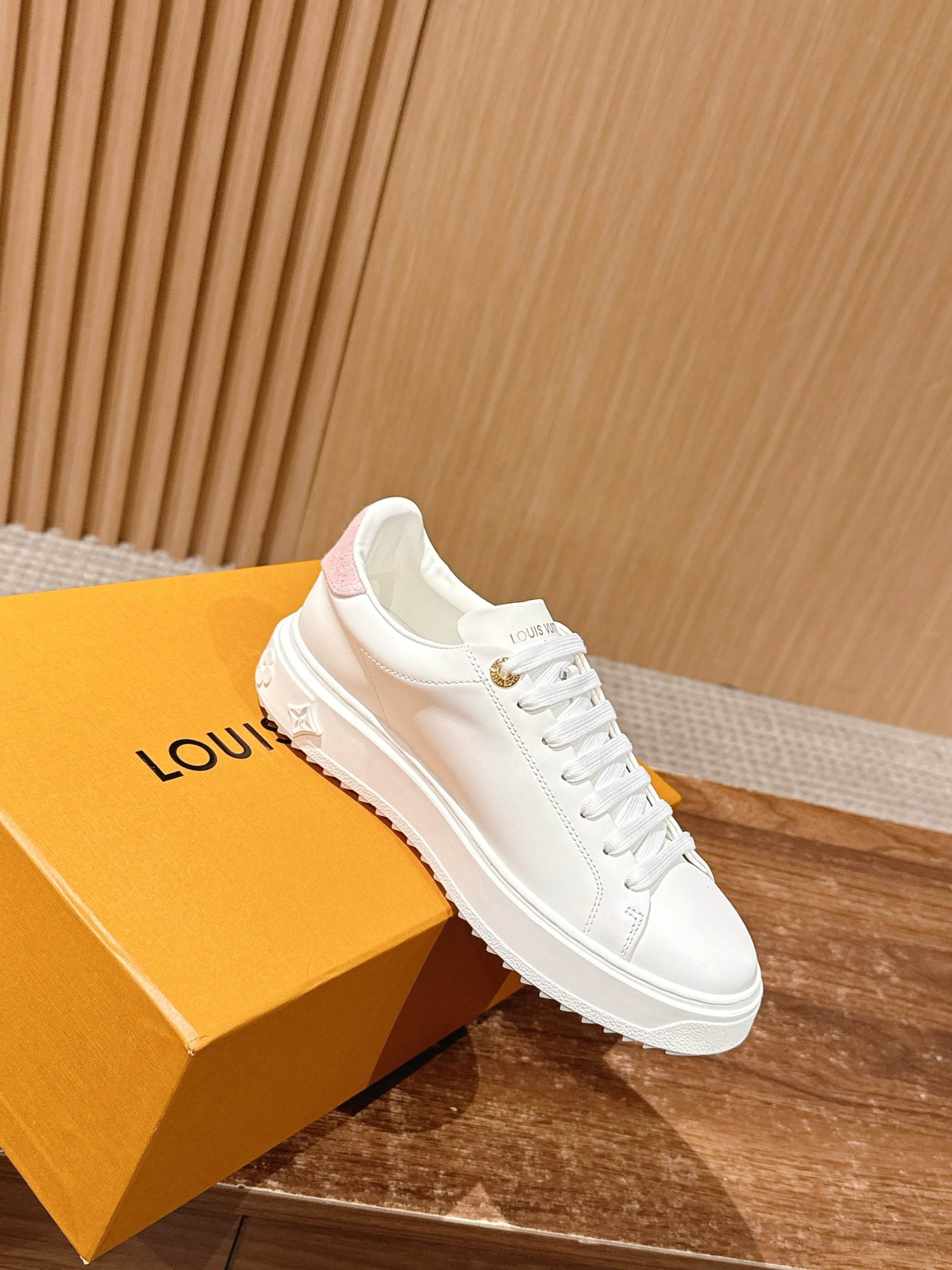 Louis Vuitton Frontrow Sneaker – White / Gold Chain Detail - 图片 3