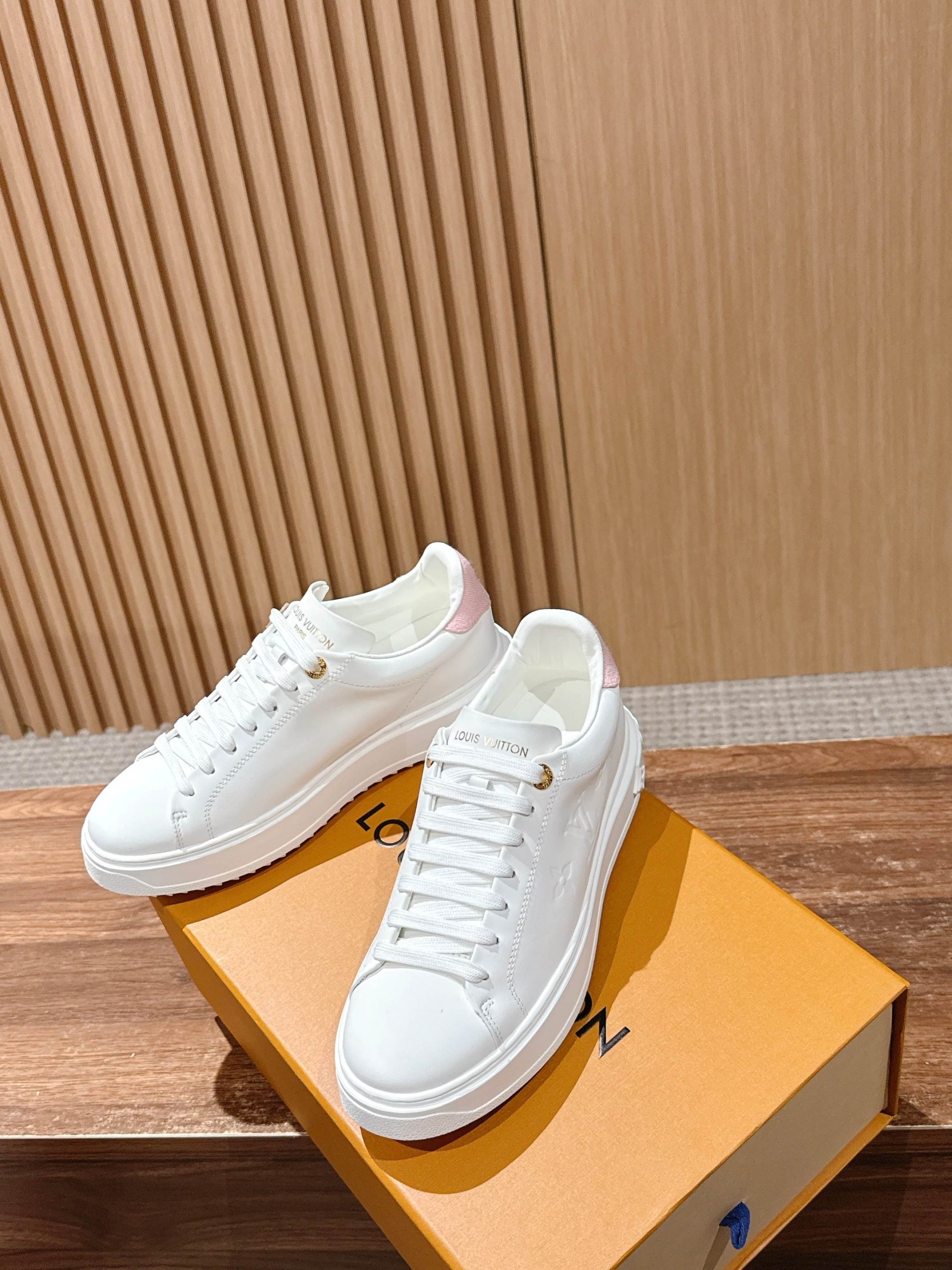 Louis Vuitton Frontrow Sneaker – White / Gold Chain Detail - 图片 4