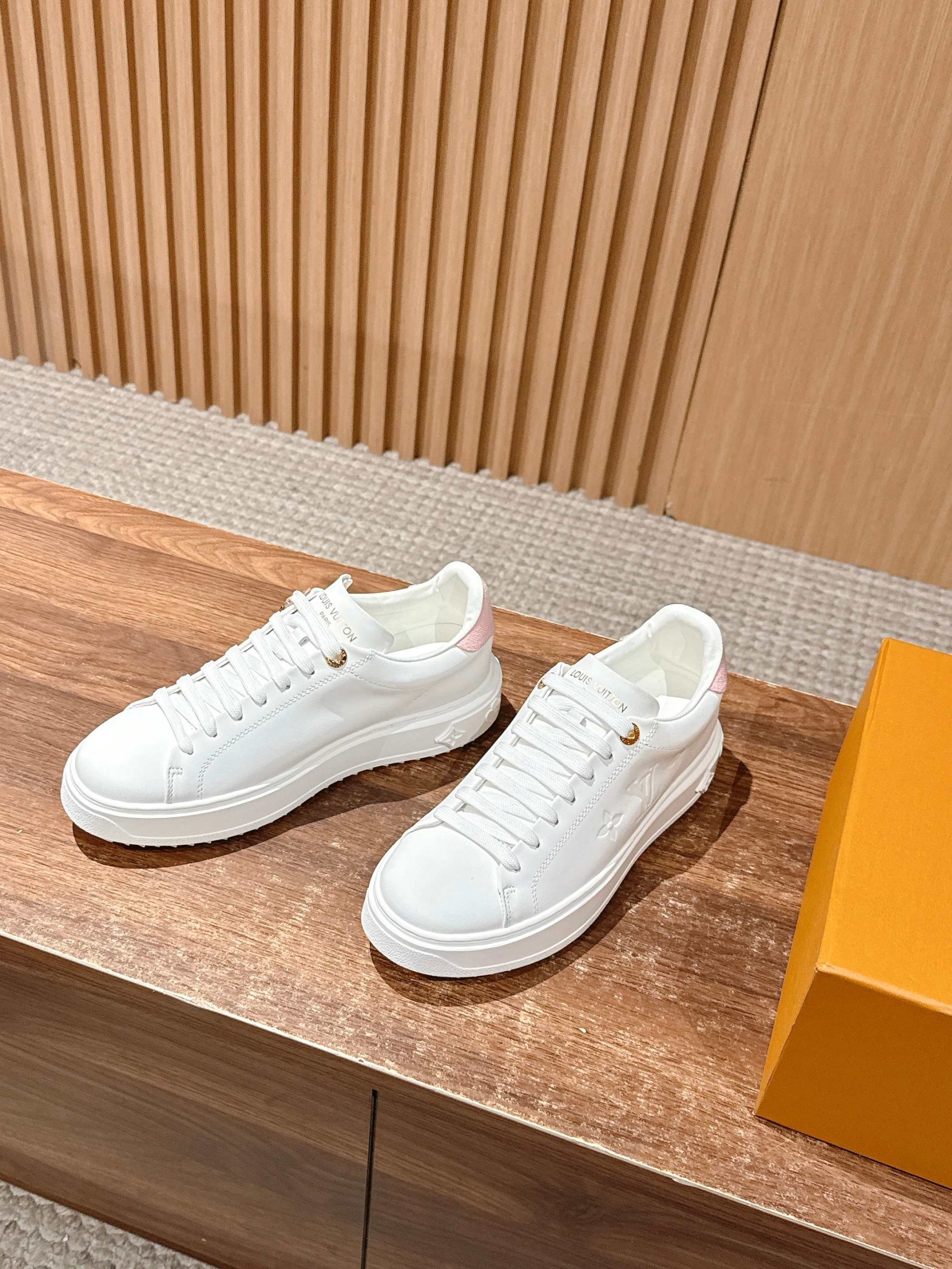 Louis Vuitton Frontrow Sneaker – White / Gold Chain Detail - 图片 2