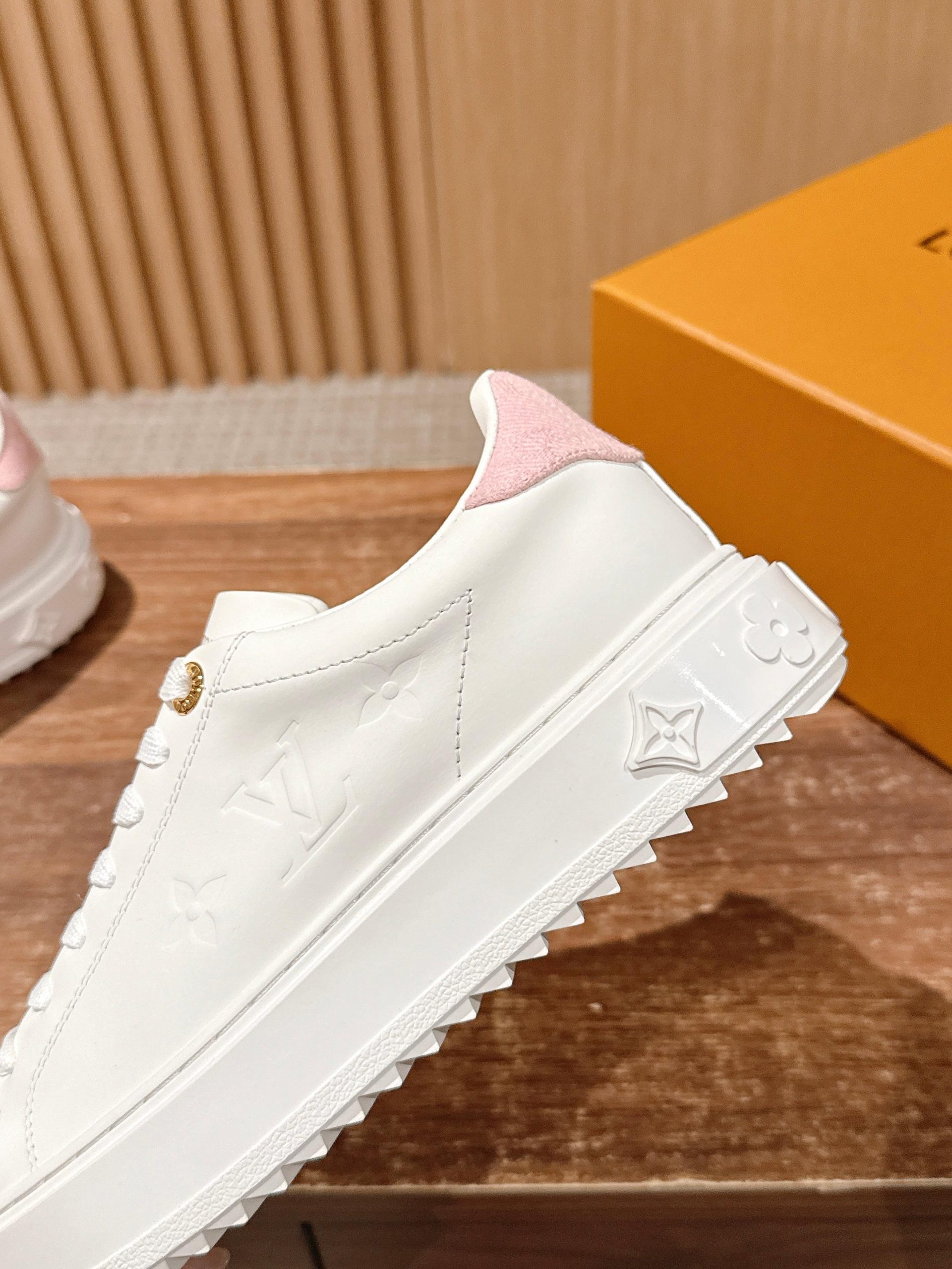 Louis Vuitton Frontrow Sneaker – White / Gold Chain Detail - 图片 7