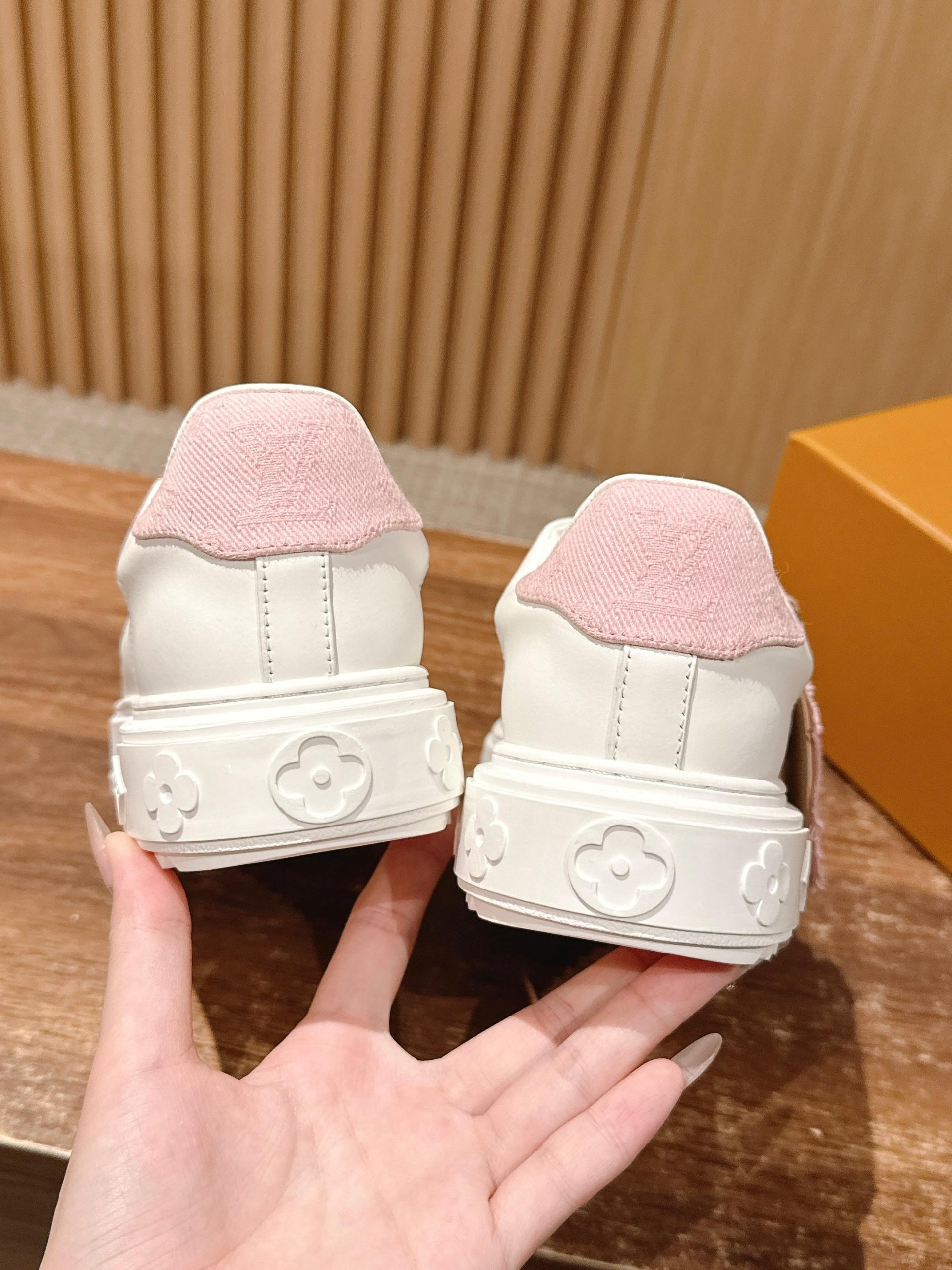 Louis Vuitton Frontrow Sneaker – White / Gold Chain Detail - 图片 8