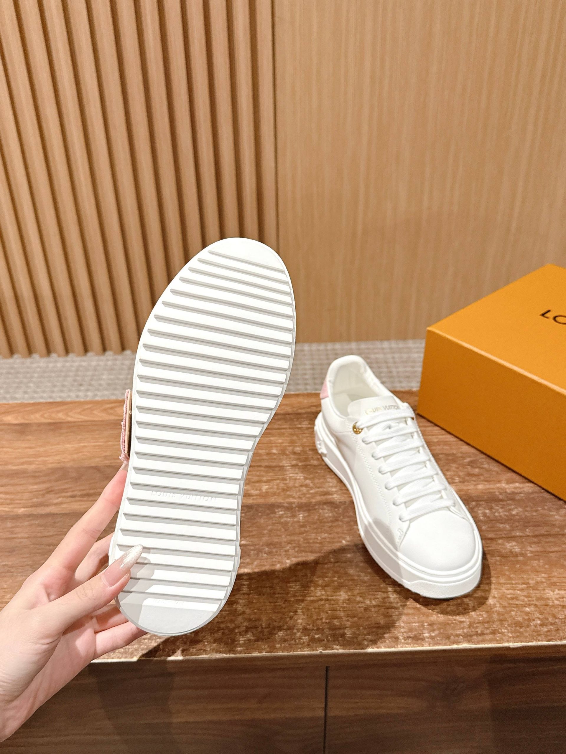 Louis Vuitton Frontrow Sneaker – White / Gold Chain Detail - 图片 9