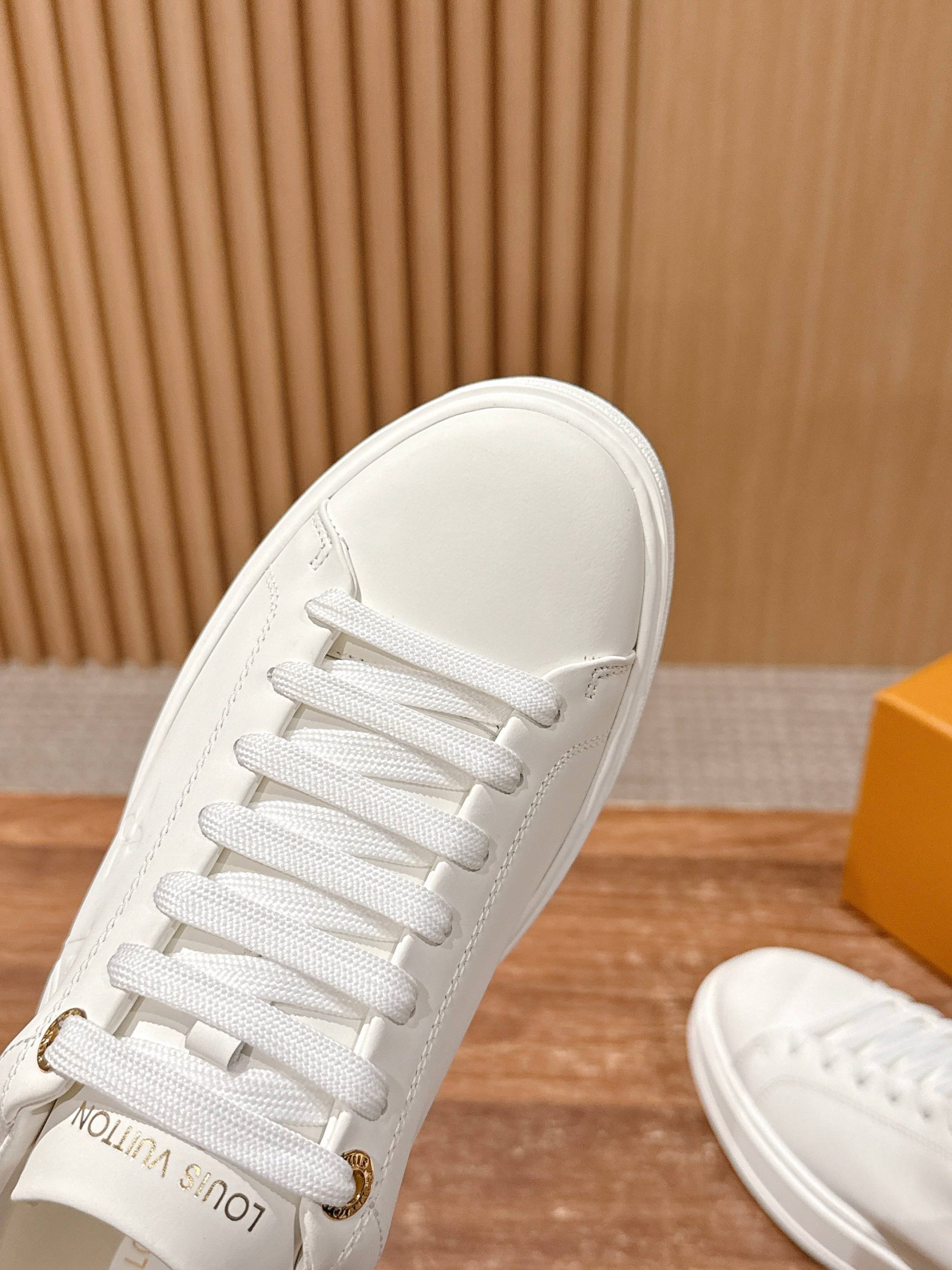 Louis Vuitton Frontrow Sneaker – White / Gold Chain Detail - 图片 6