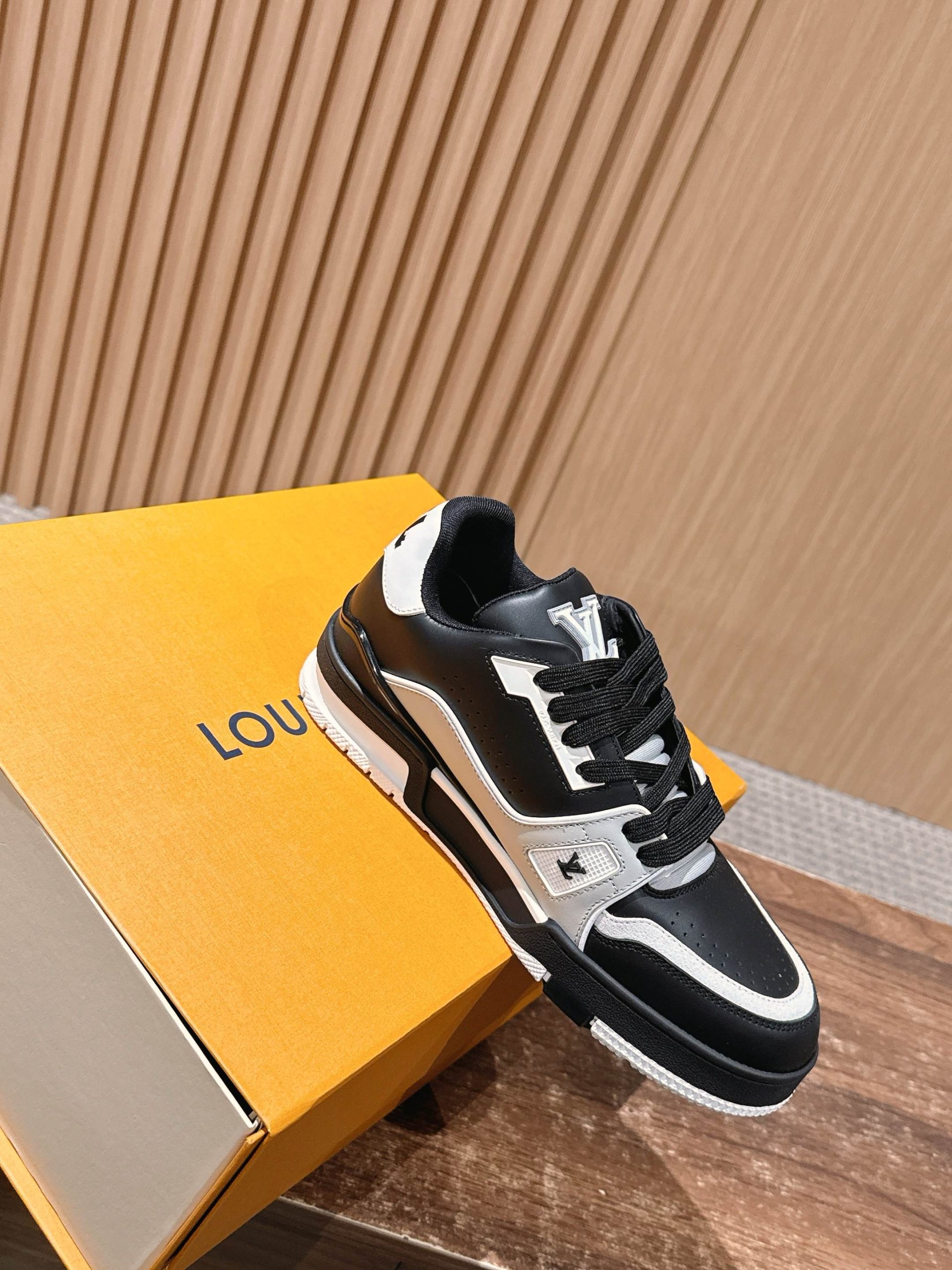 Louis Vuitton Trainer – Black / White - 图片 3