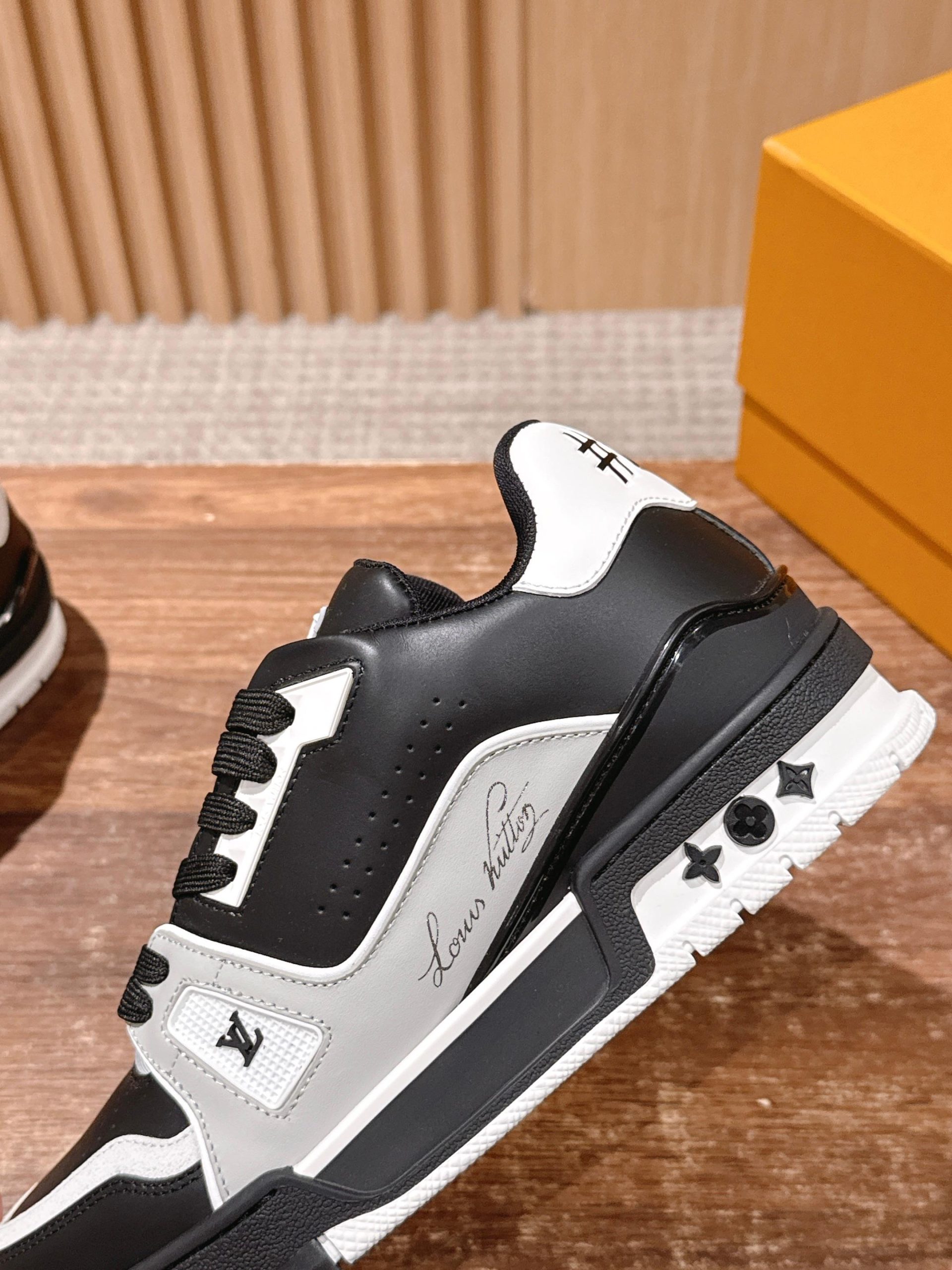 Louis Vuitton Trainer – Black / White - 图片 7