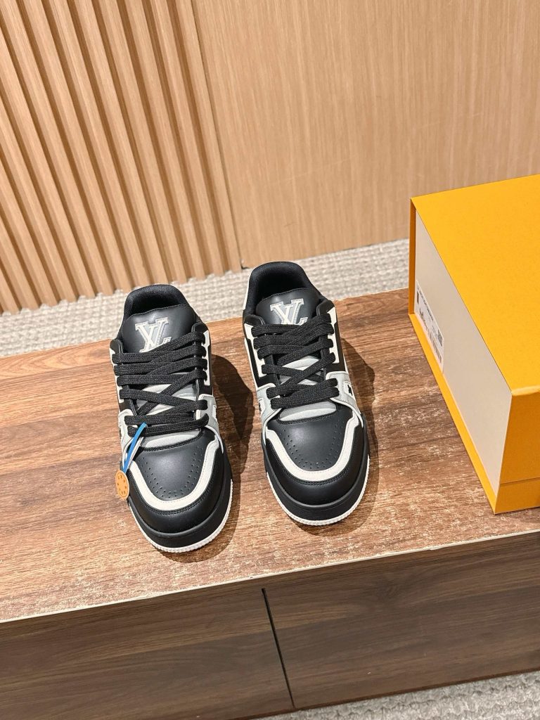 Louis Vuitton Trainer – Black / White