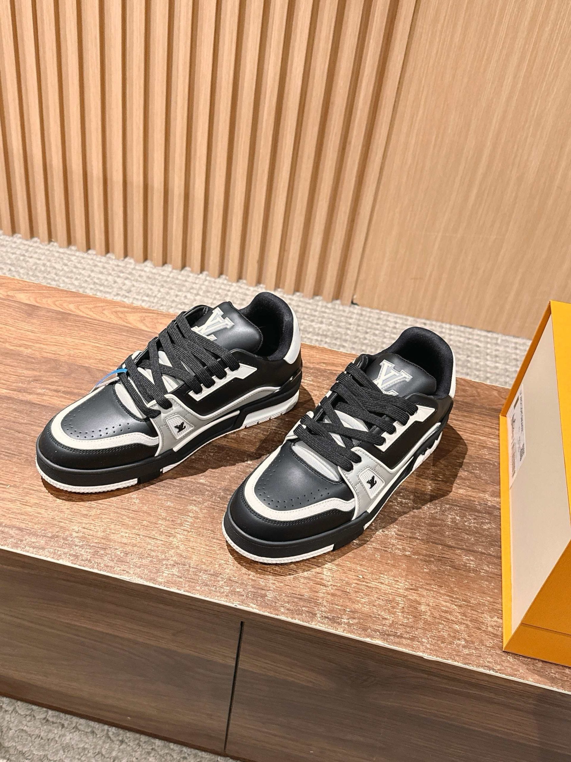 Louis Vuitton Trainer – Black / White - 图片 2
