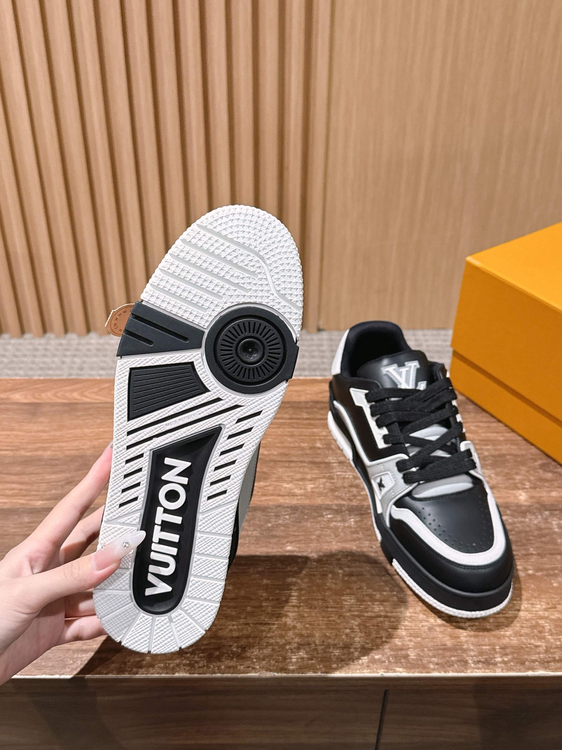 Louis Vuitton Trainer – Black / White - 图片 9