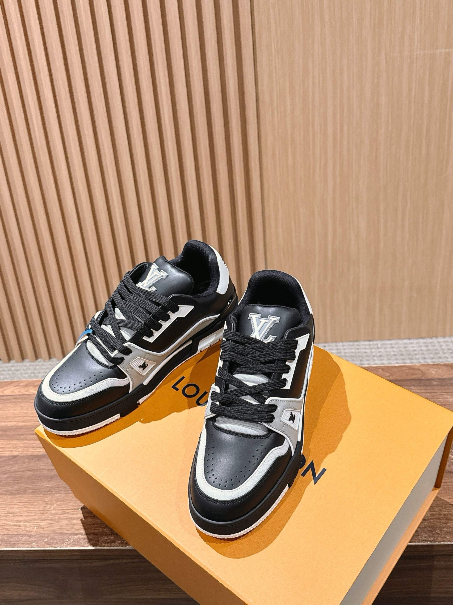 Louis Vuitton Trainer – Black / White - 图片 4
