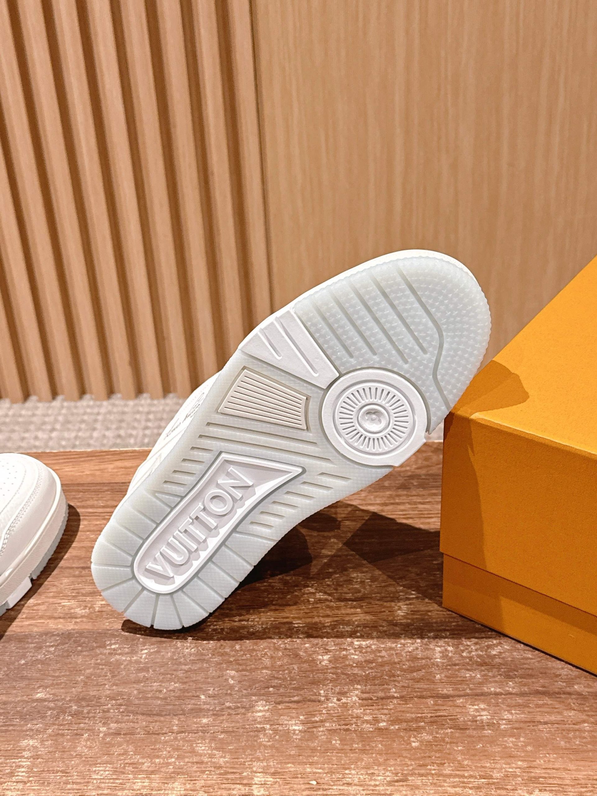 Louis Vuitton Trainer – All White - 图片 9