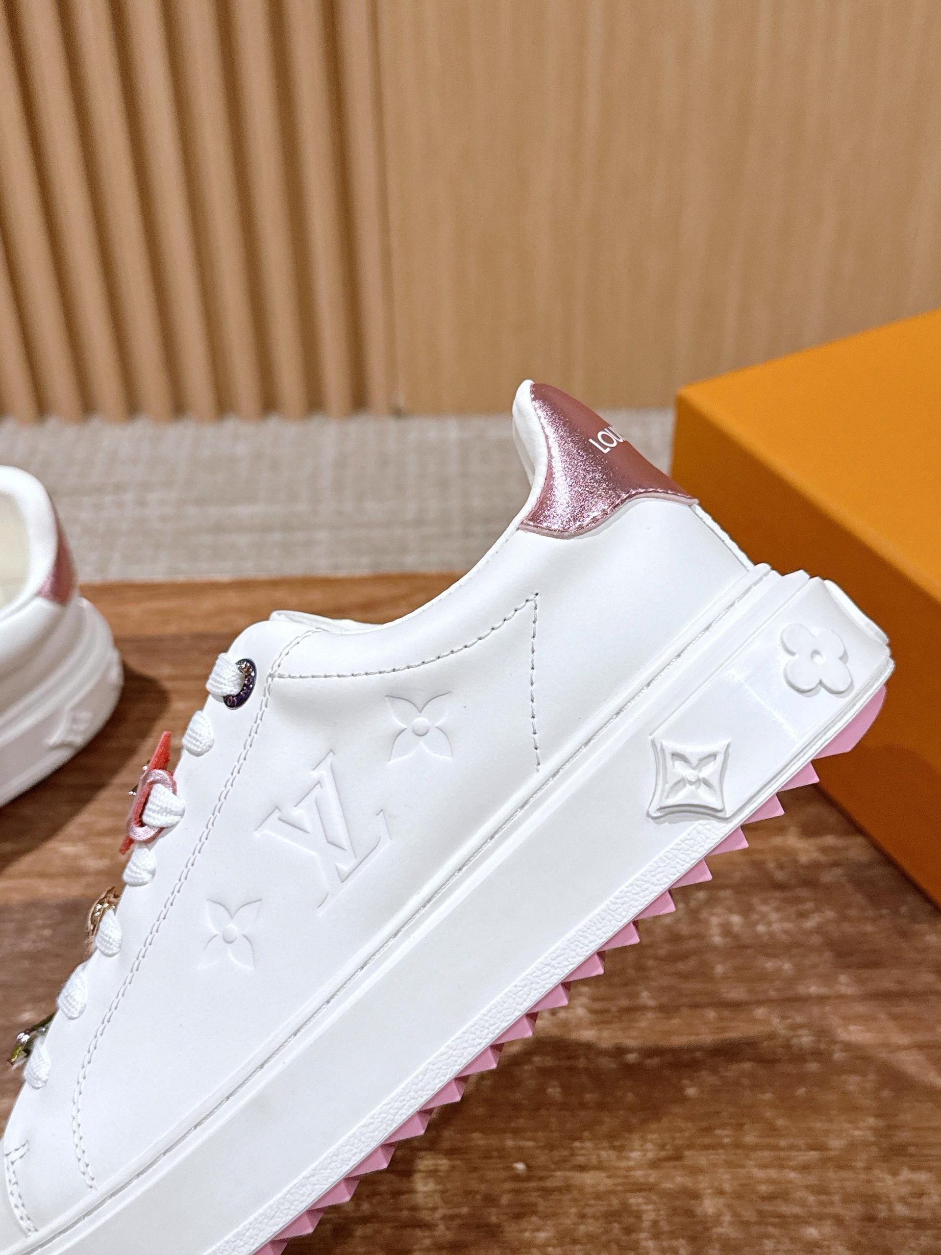 Louis Vuitton Frontrow Sneaker – White / Multicolor Charms - 图片 7