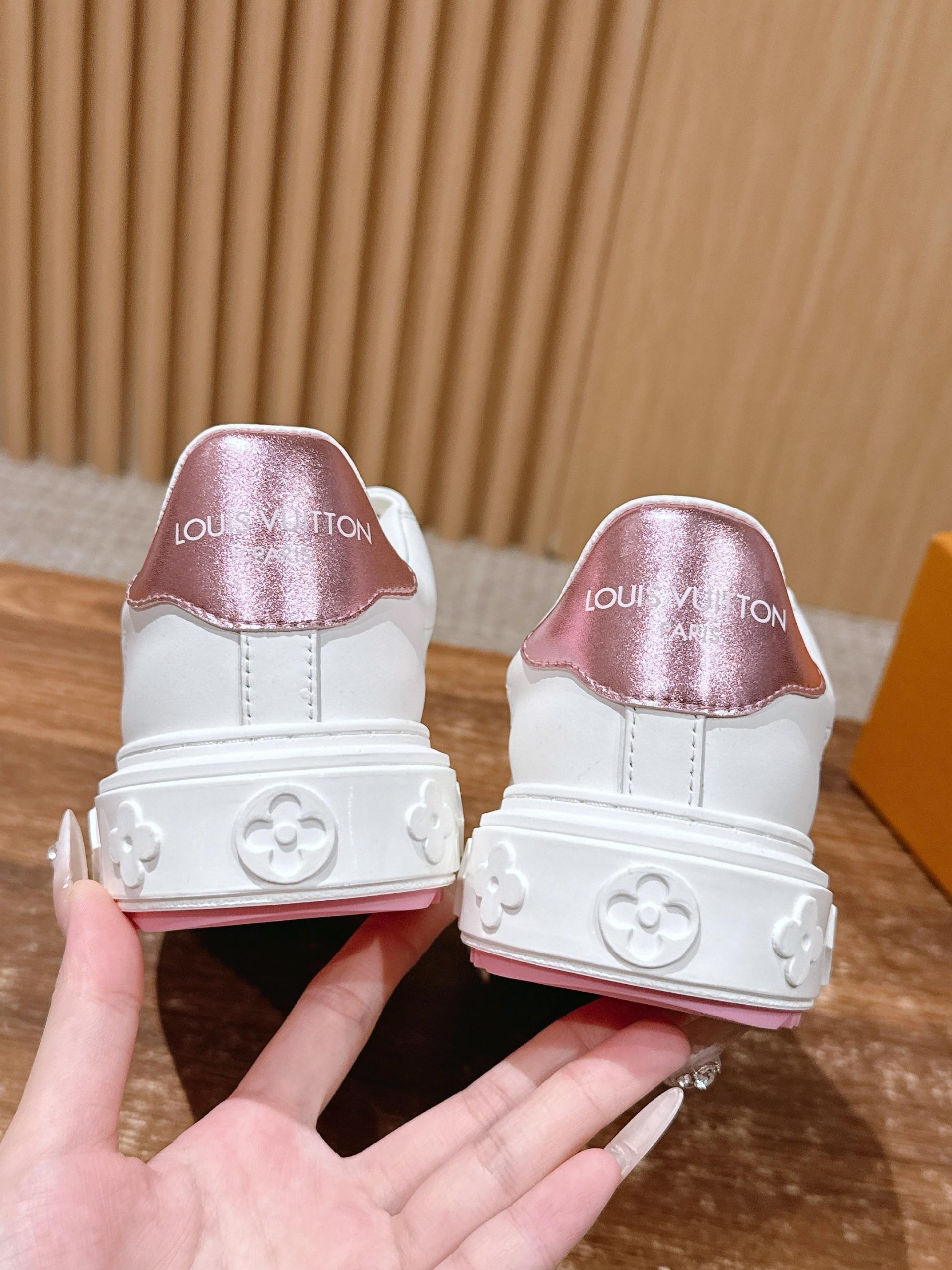 Louis Vuitton Frontrow Sneaker – White / Multicolor Charms - 图片 8