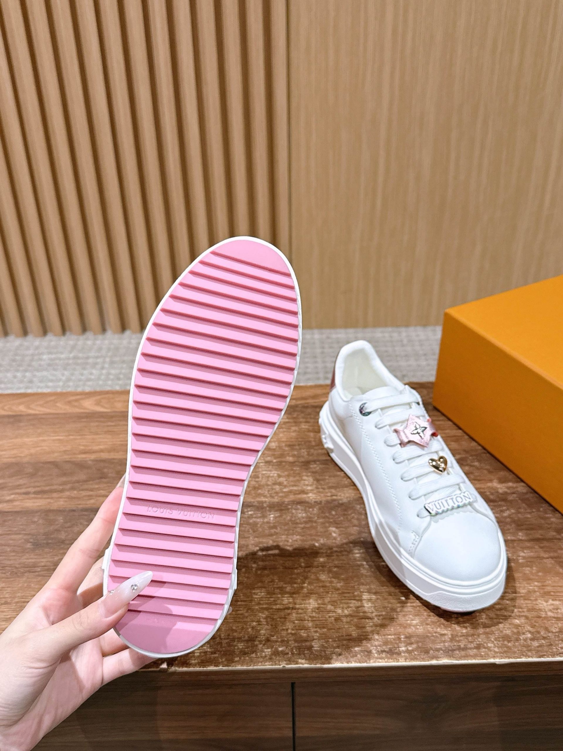 Louis Vuitton Frontrow Sneaker – White / Multicolor Charms - 图片 9
