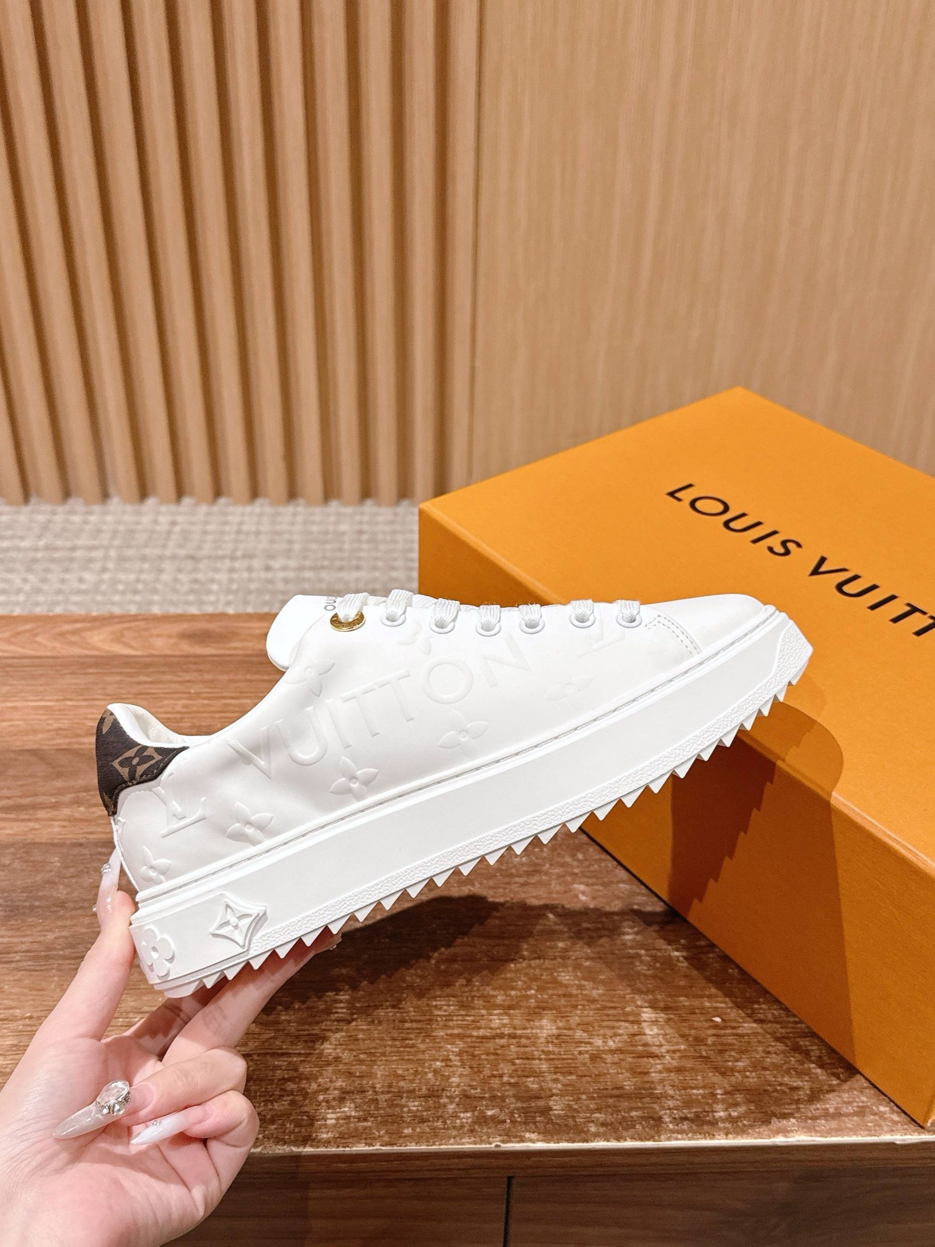 Louis Vuitton Frontrow Sneaker – White / Gold Detail - 图片 5