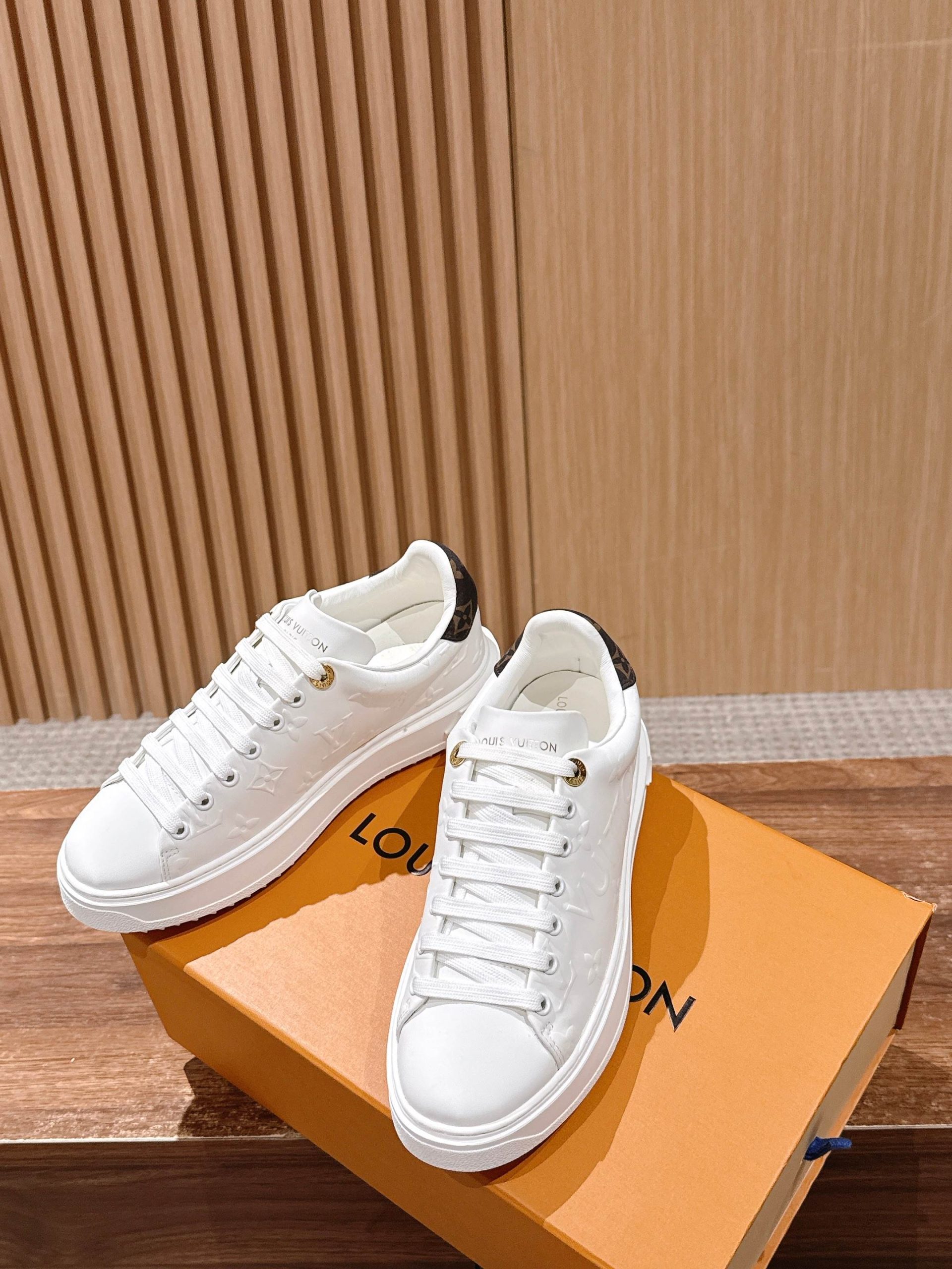 Louis Vuitton Frontrow Sneaker – White / Gold Detail - 图片 4