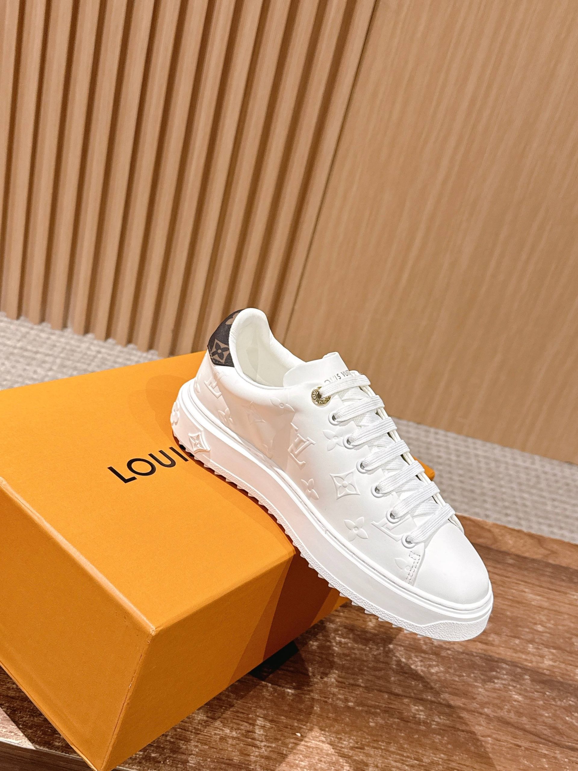Louis Vuitton Frontrow Sneaker – White / Gold Detail - 图片 3