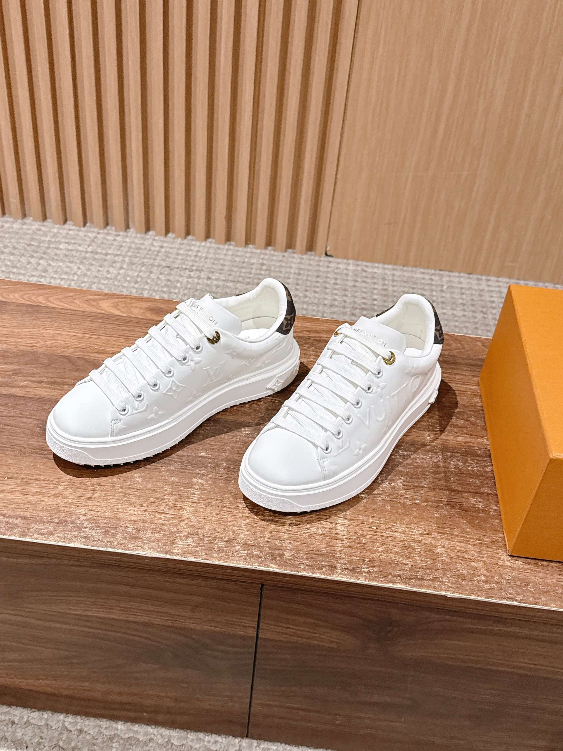 Louis Vuitton Frontrow Sneaker – White / Gold Detail - 图片 2