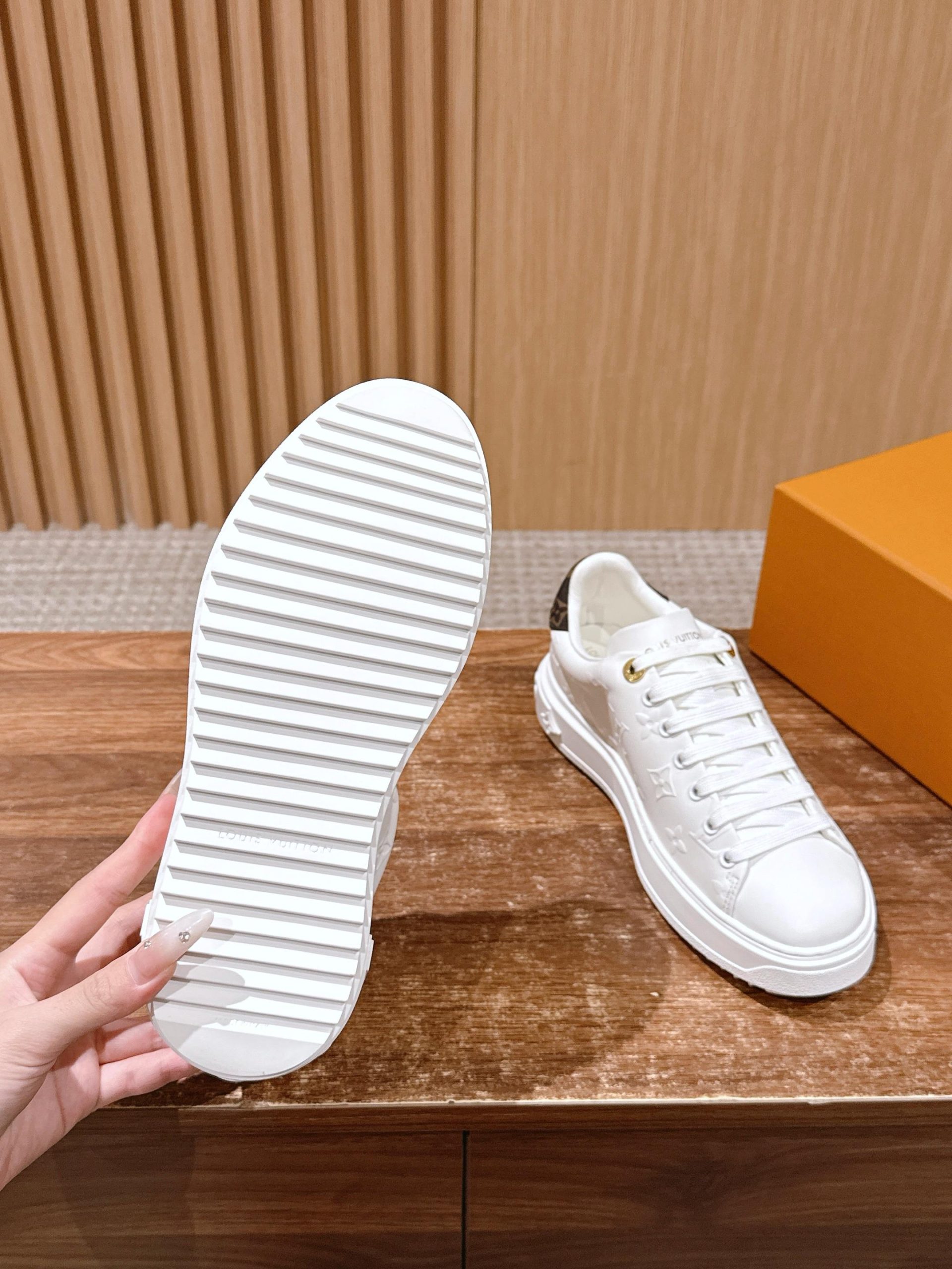 Louis Vuitton Frontrow Sneaker – White / Gold Detail - 图片 9