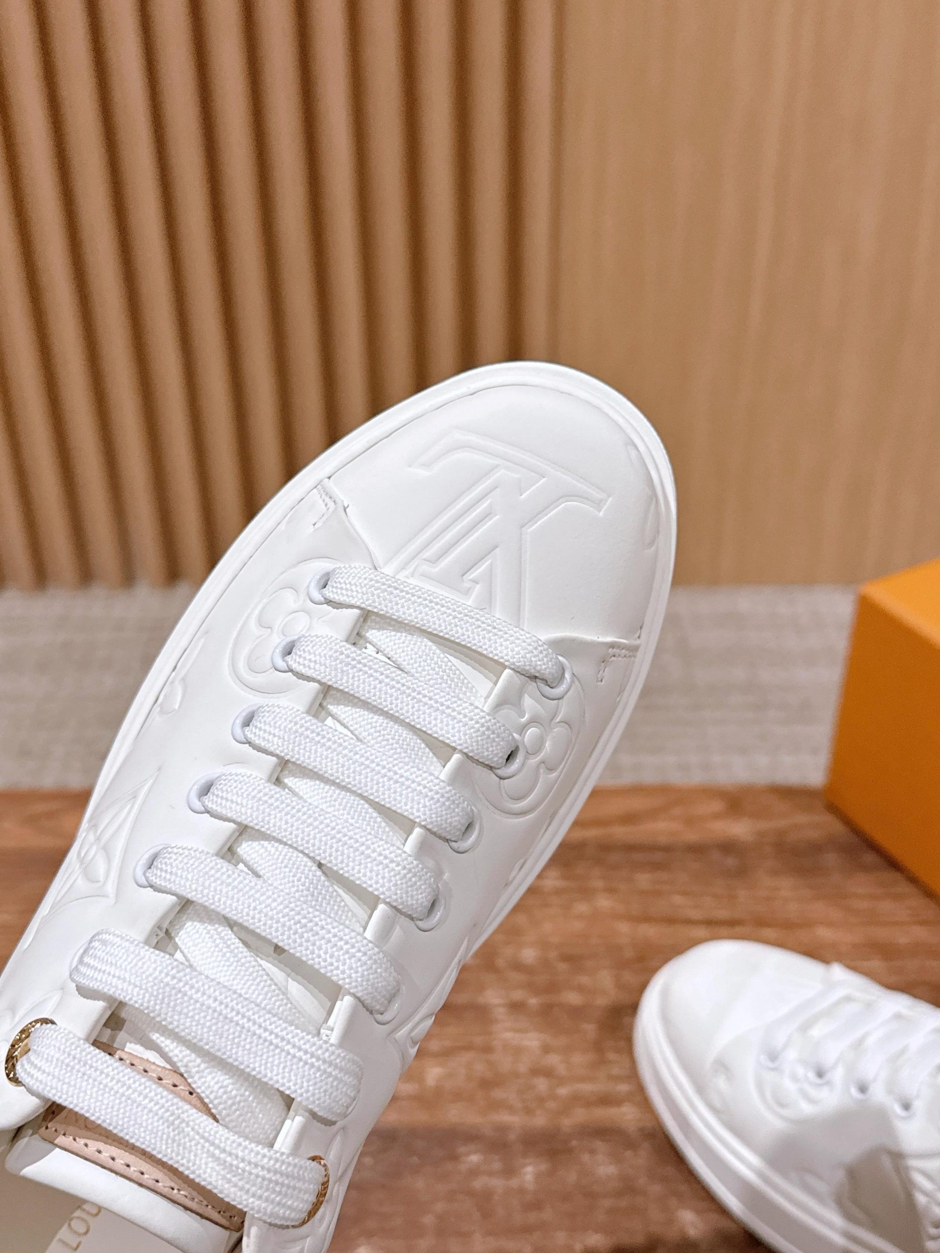 Louis Vuitton Frontrow Sneaker – White / Tonal Embossed Monogram - 图片 5