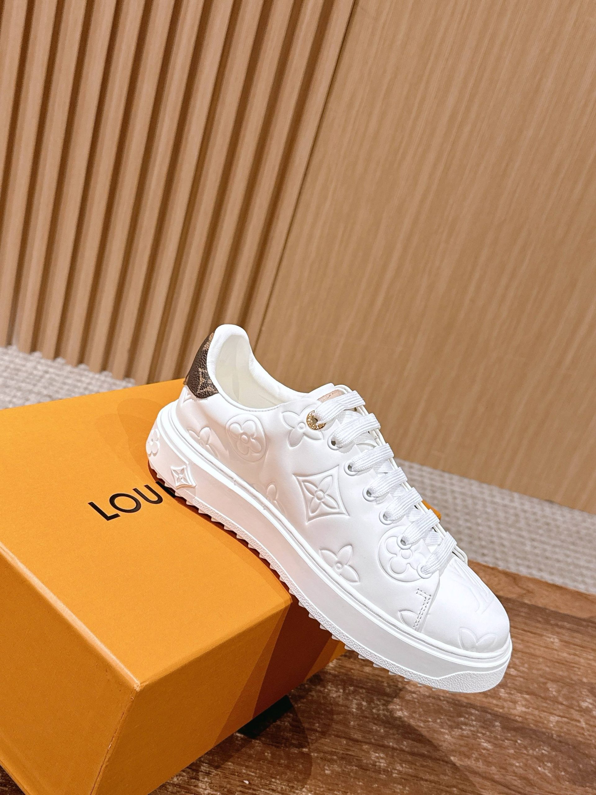 Louis Vuitton Frontrow Sneaker – White / Tonal Embossed Monogram - 图片 3