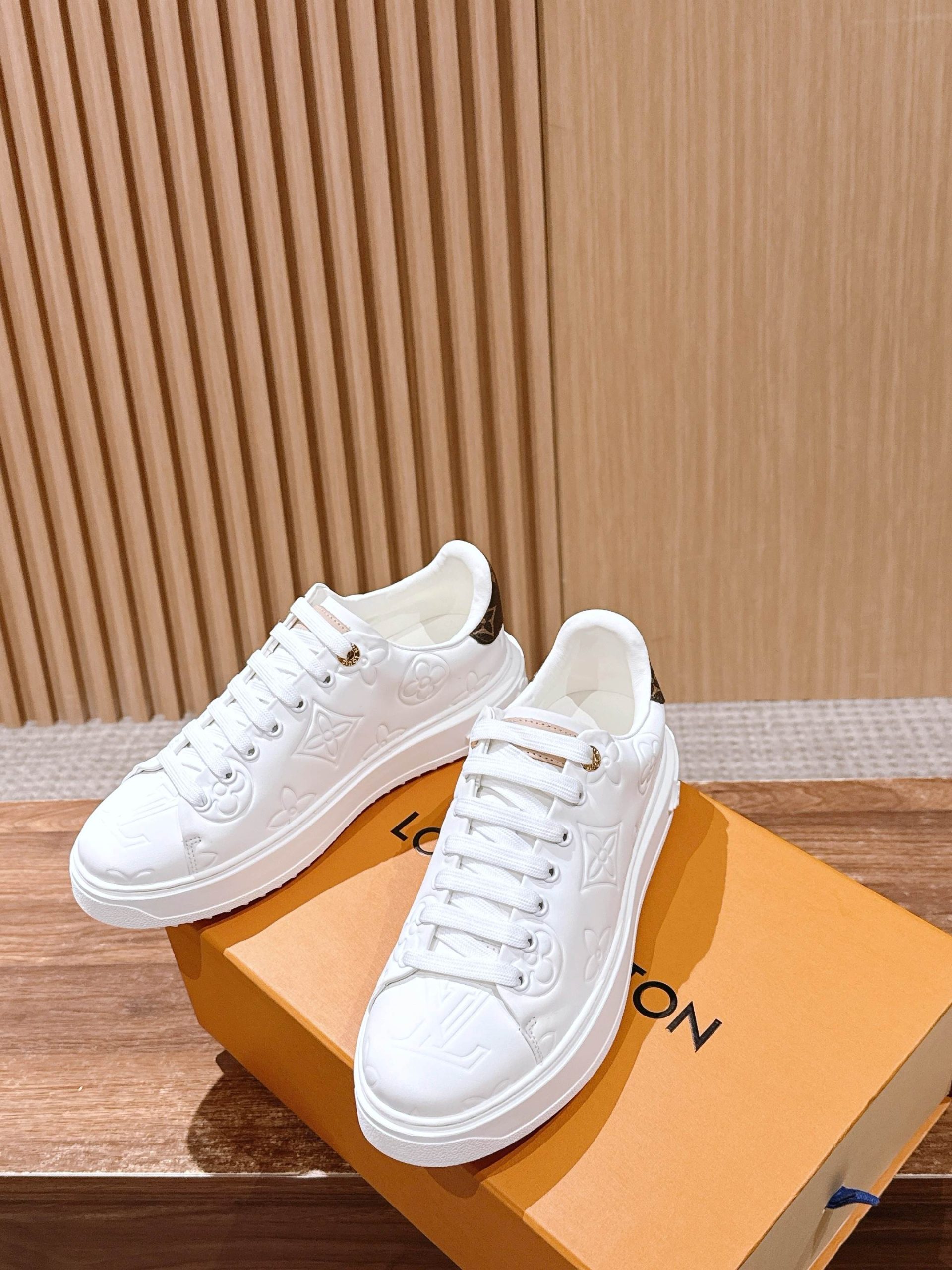 Louis Vuitton Frontrow Sneaker – White / Tonal Embossed Monogram - 图片 4