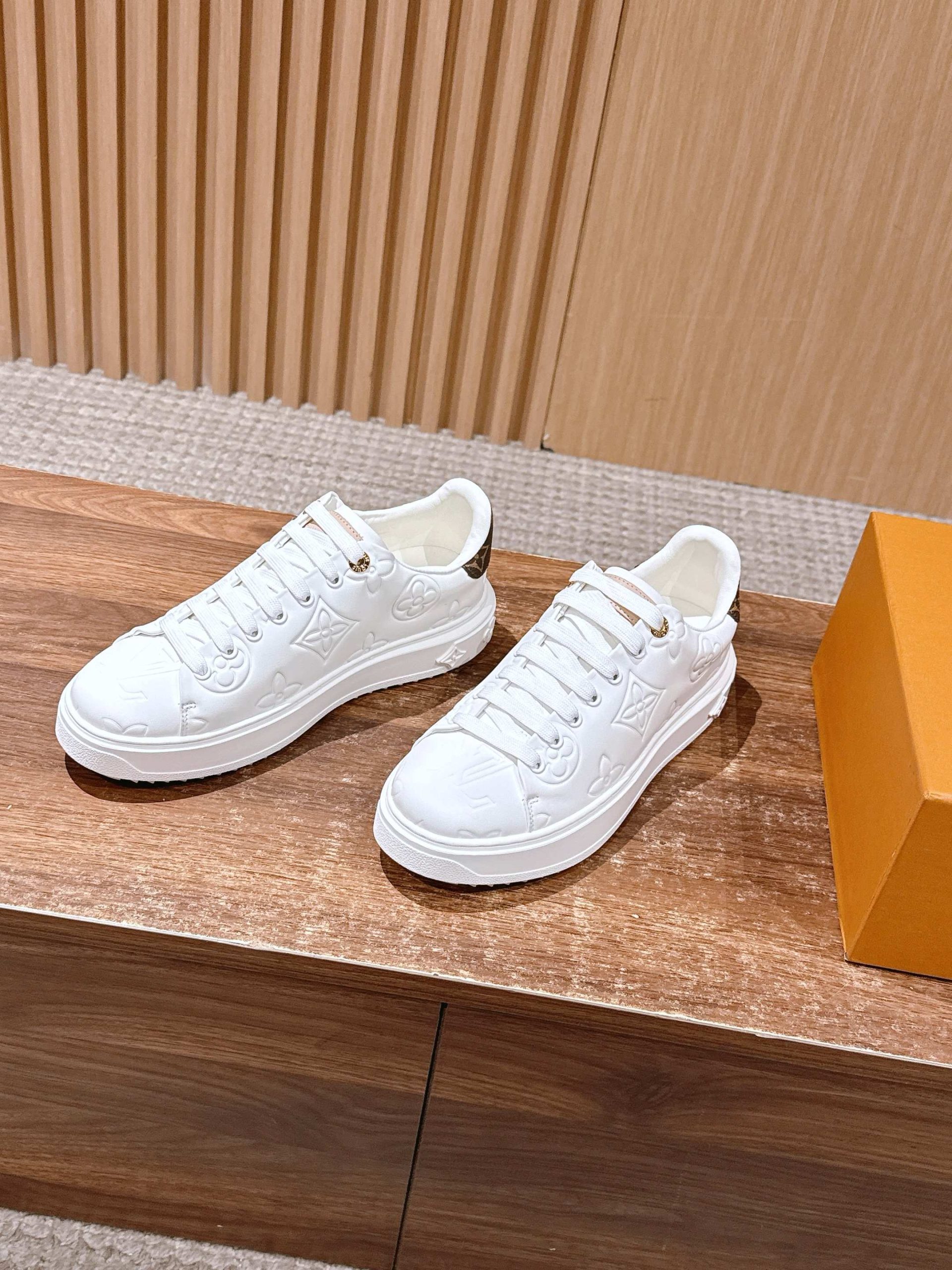 Louis Vuitton Frontrow Sneaker – White / Tonal Embossed Monogram - 图片 2