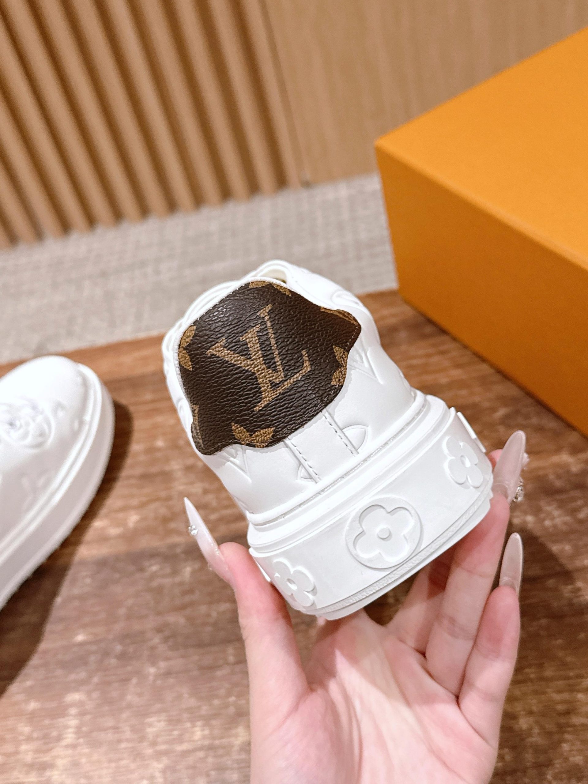 Louis Vuitton Frontrow Sneaker – White / Tonal Embossed Monogram - 图片 8