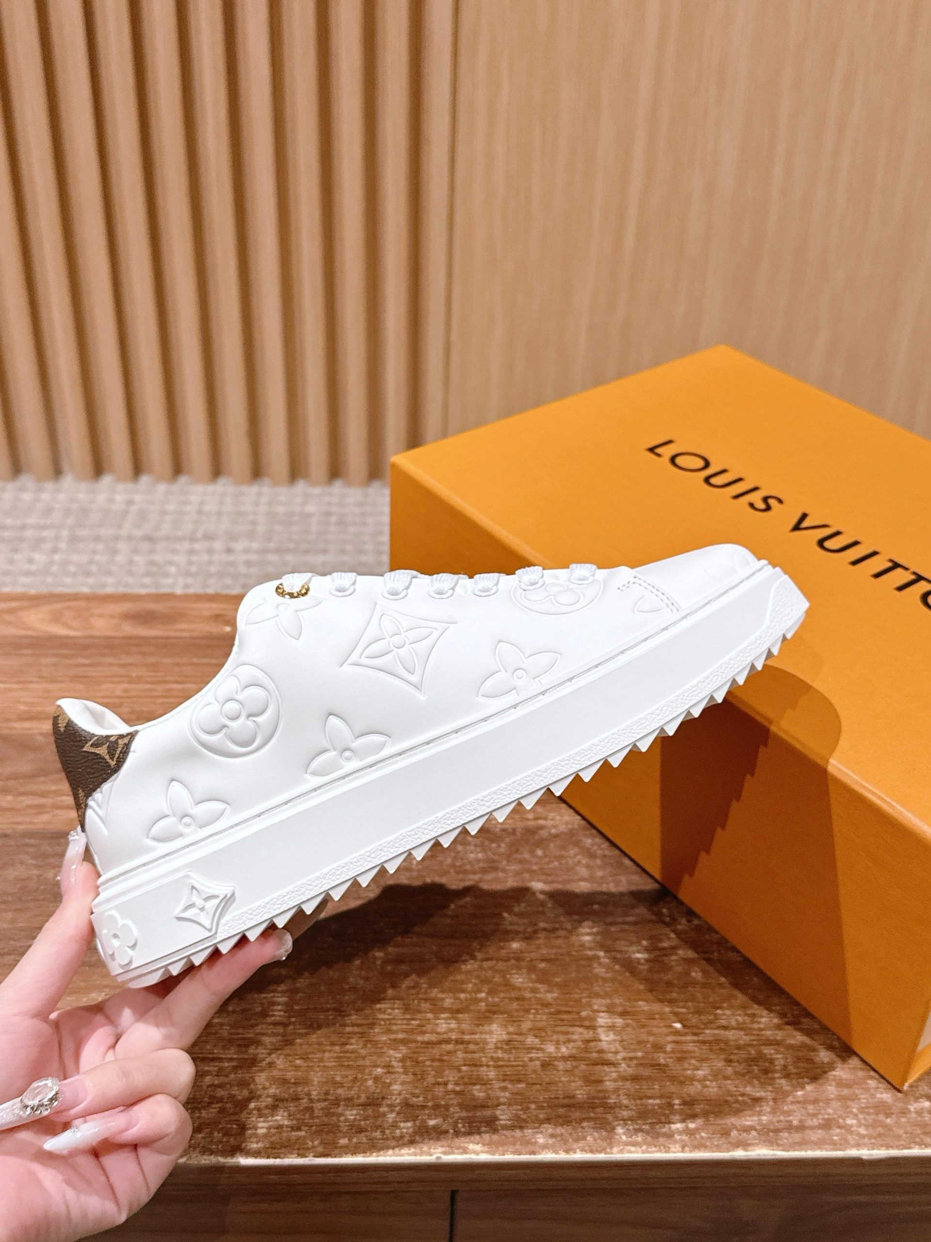 Louis Vuitton Frontrow Sneaker – White / Tonal Embossed Monogram - 图片 6