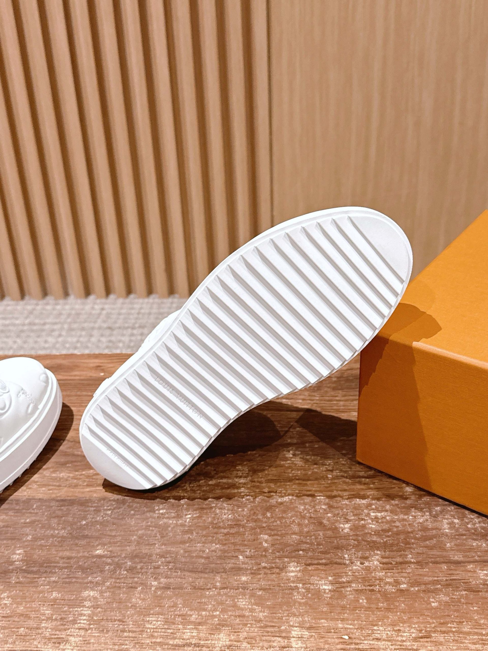 Louis Vuitton Frontrow Sneaker – White / Tonal Embossed Monogram - 图片 9