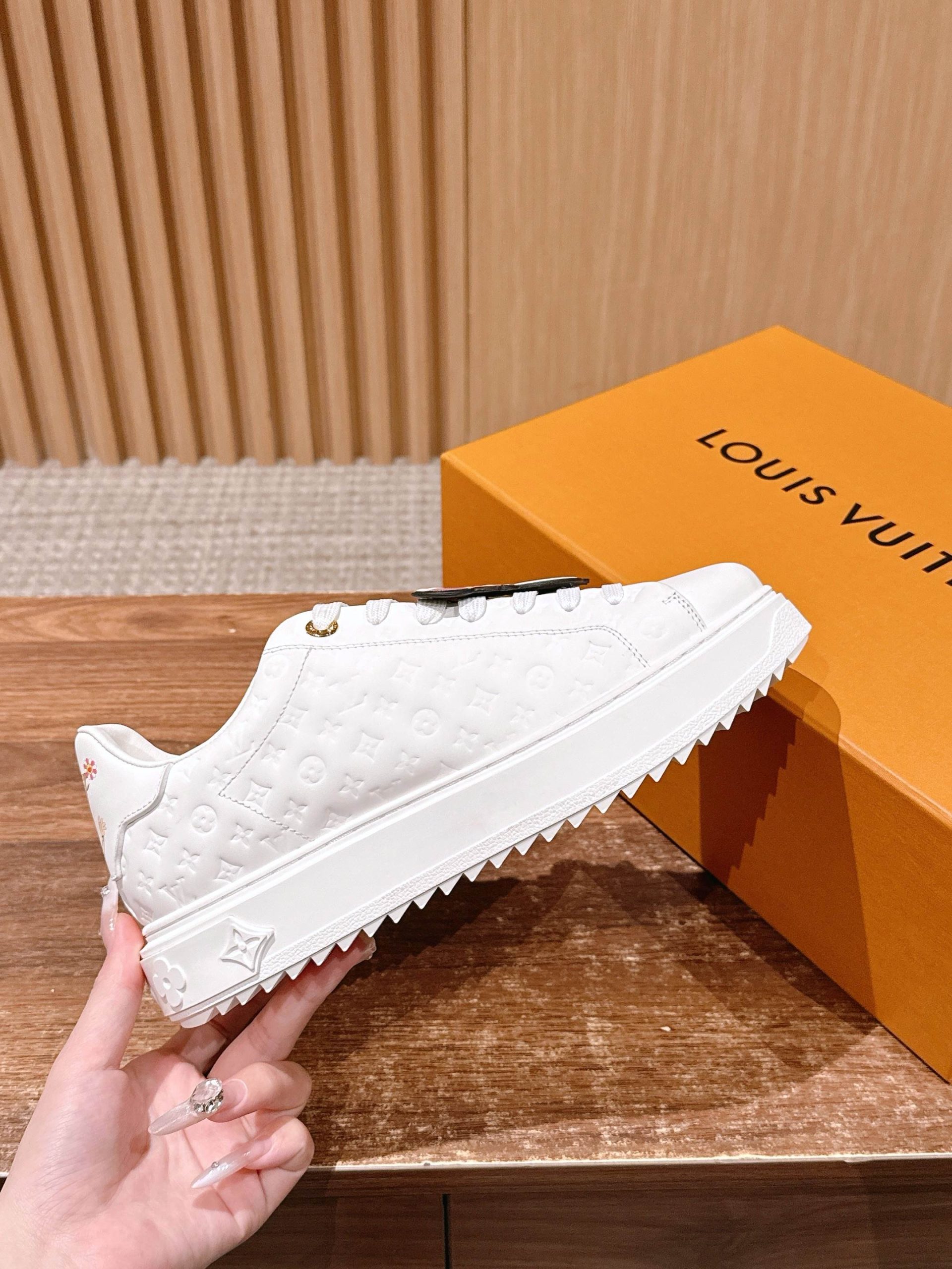 Louis Vuitton Frontrow Sneaker – White / Multicolor Character Charm - 图片 5