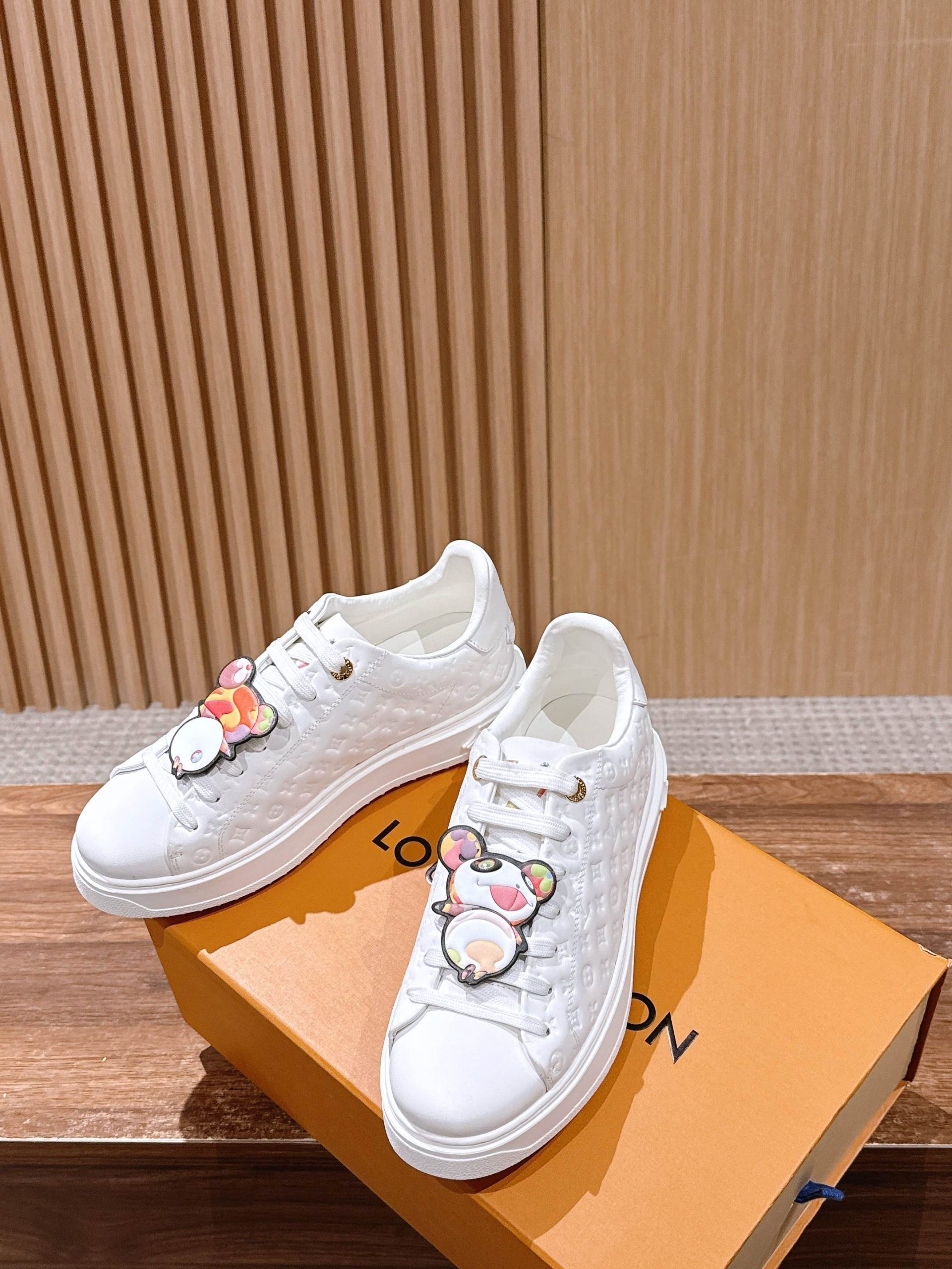 Louis Vuitton Frontrow Sneaker – White / Multicolor Character Charm - 图片 4