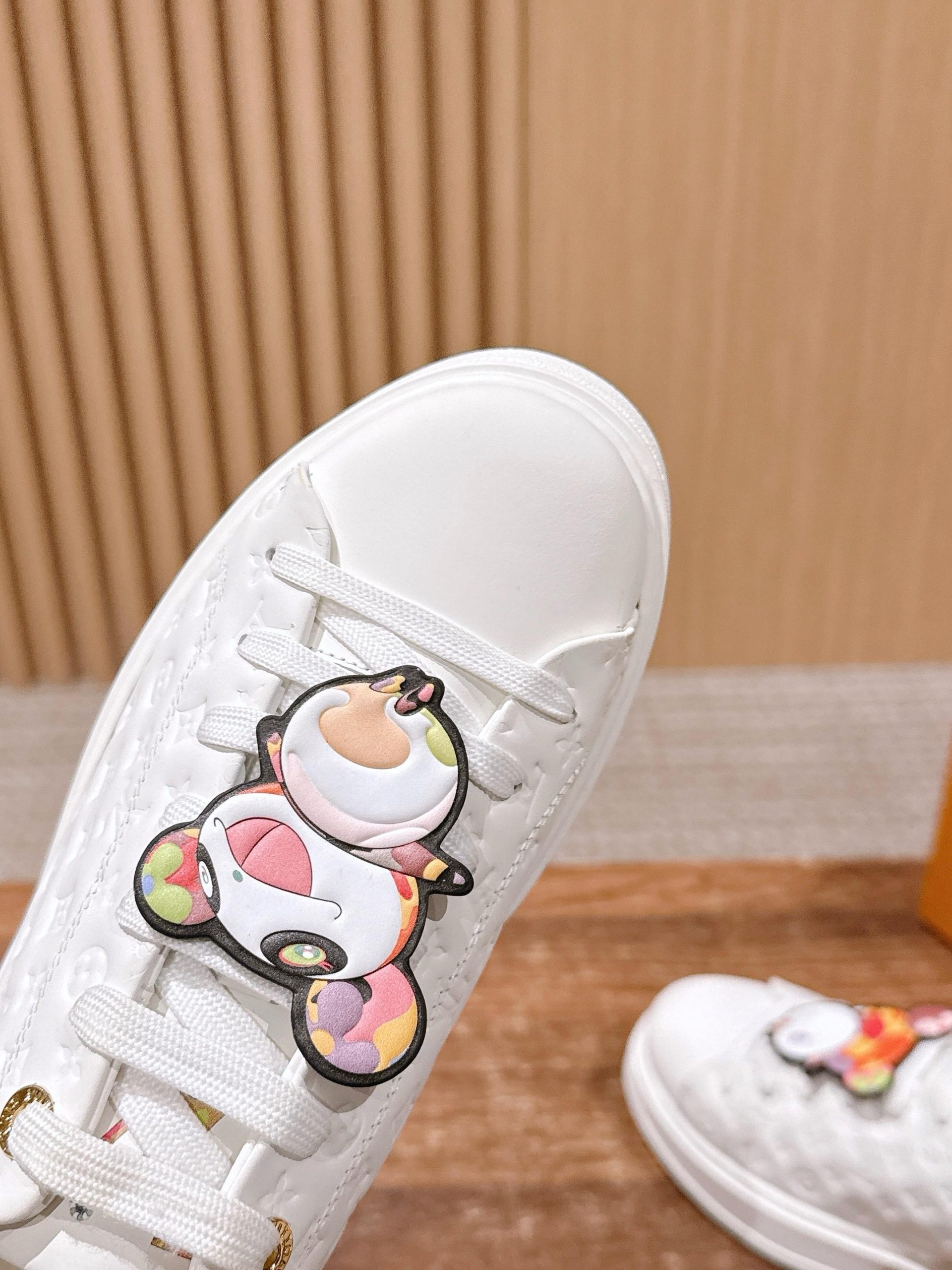 Louis Vuitton Frontrow Sneaker – White / Multicolor Character Charm - 图片 6
