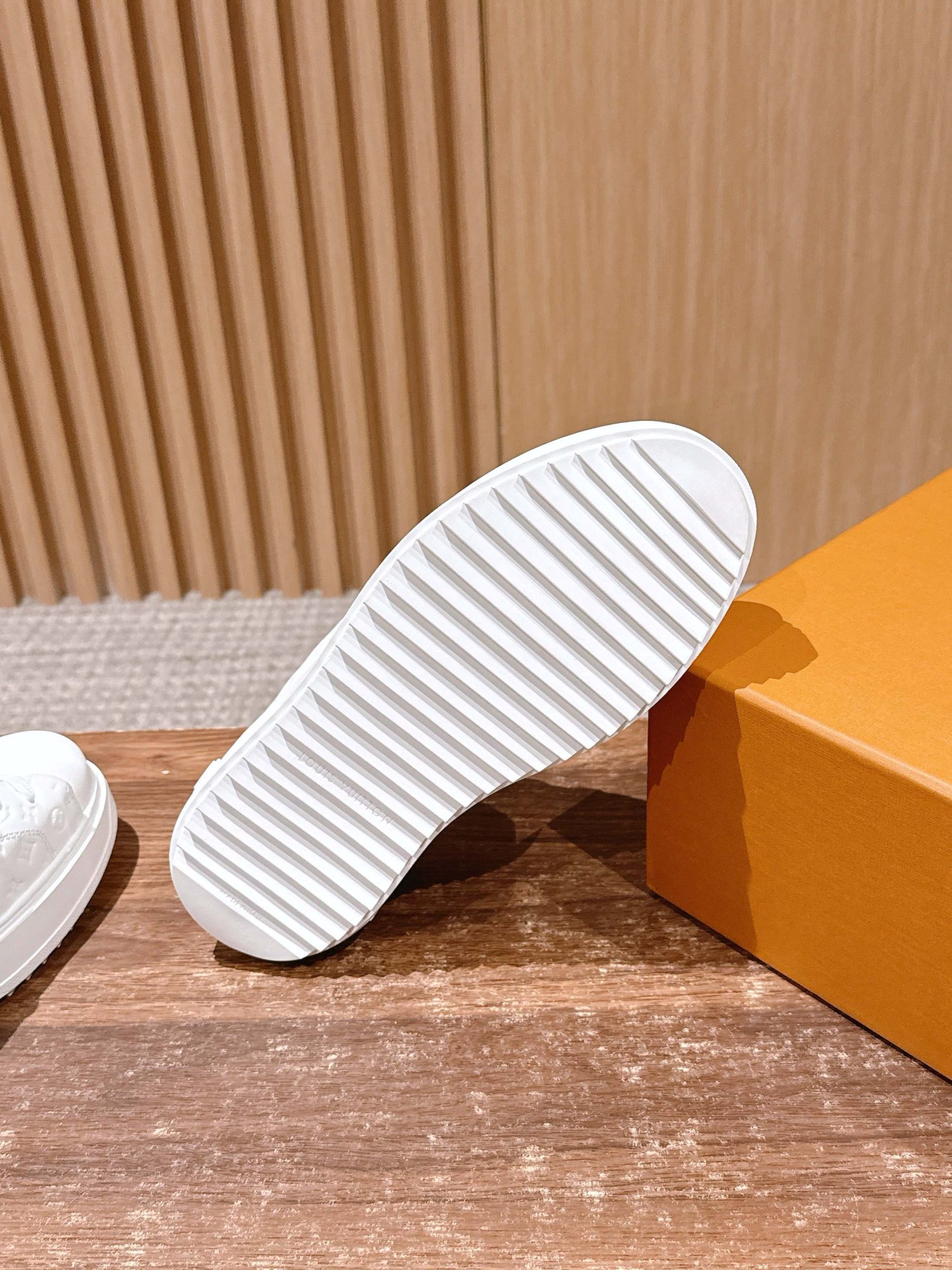 Louis Vuitton Frontrow Sneaker – White / Multicolor Character Charm - 图片 9