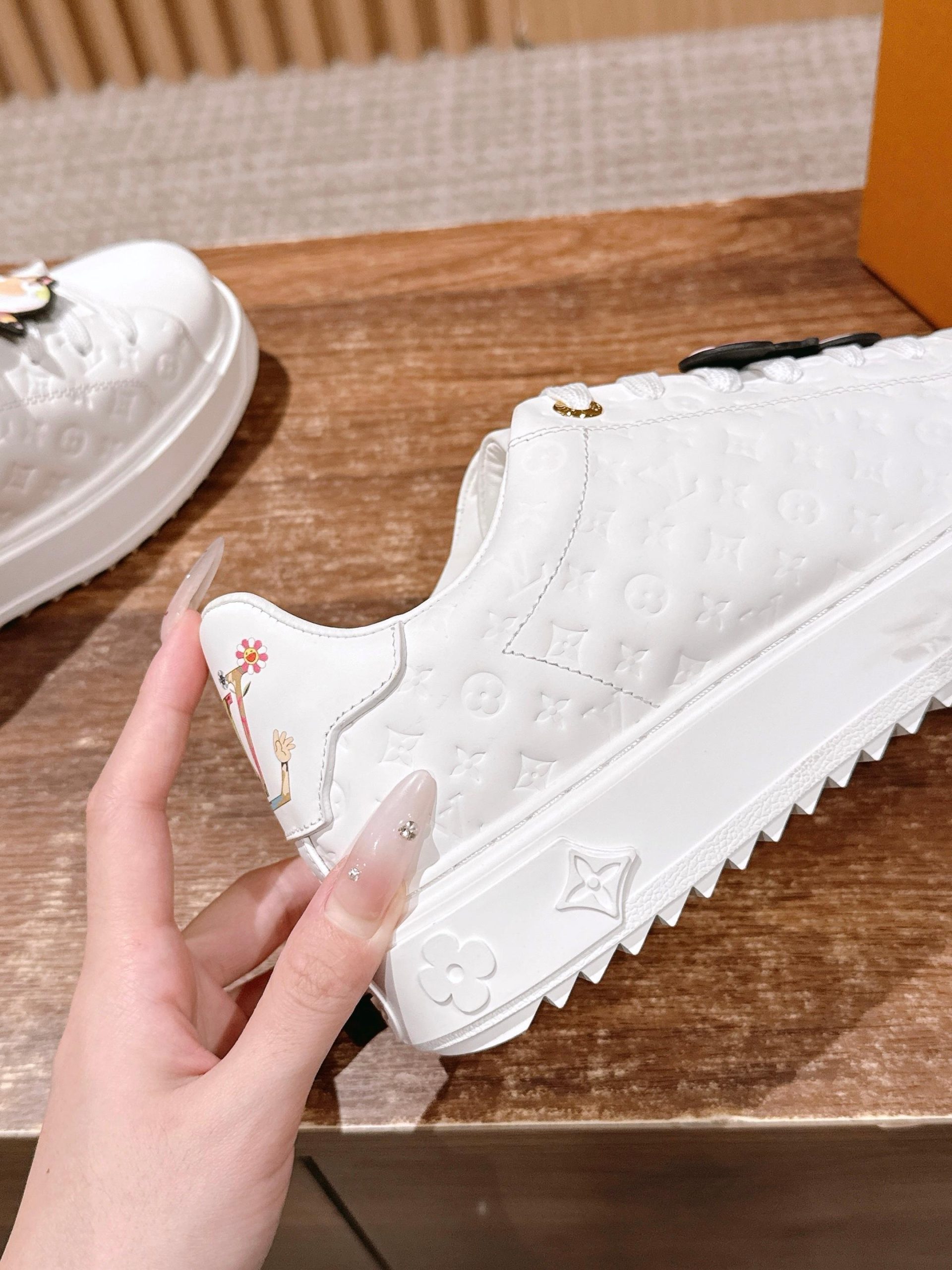 Louis Vuitton Frontrow Sneaker – White / Multicolor Character Charm - 图片 8