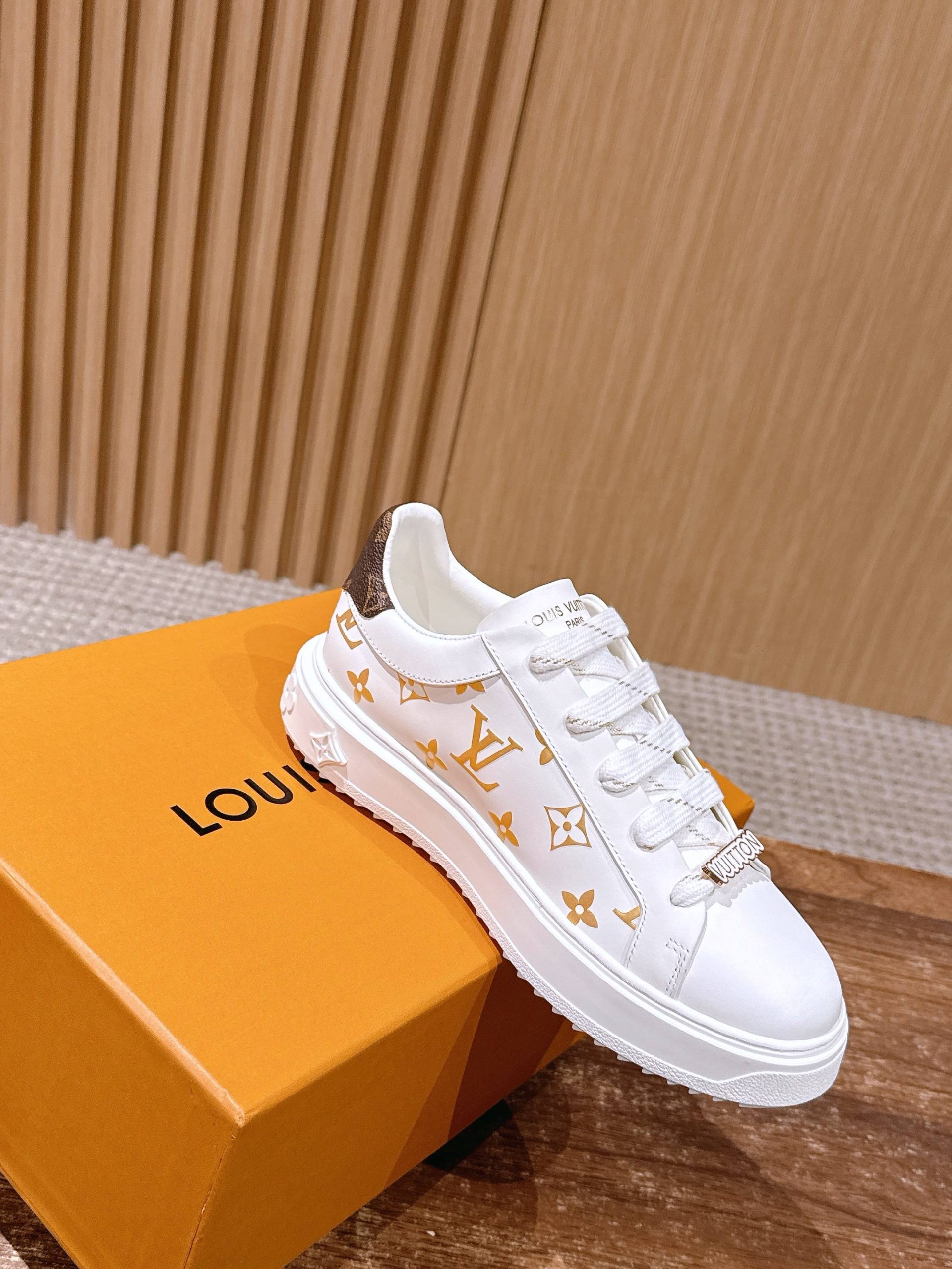 Louis Vuitton Frontrow Sneaker – White / Gold Logo Charm - 图片 3