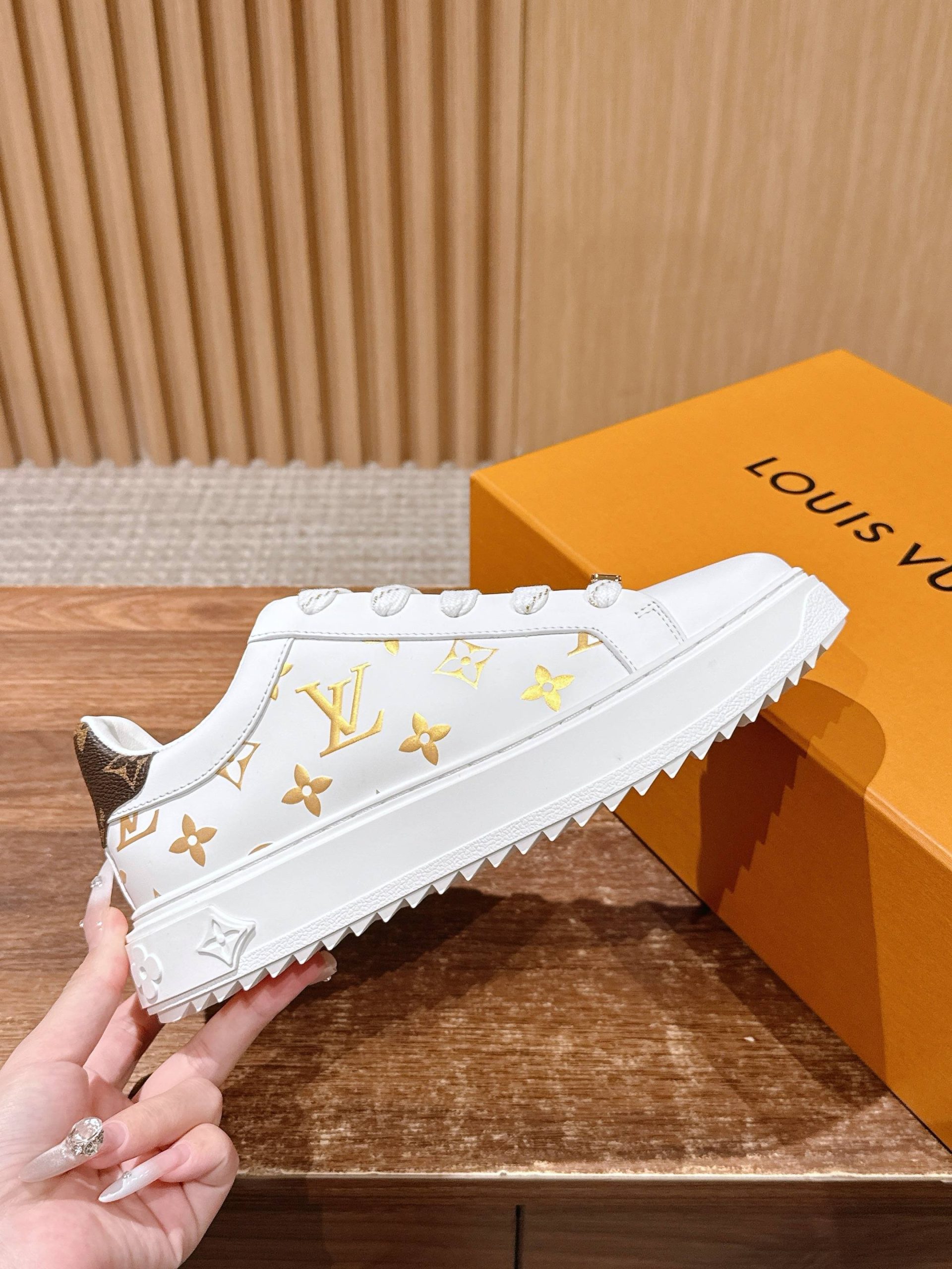 Louis Vuitton Frontrow Sneaker – White / Gold Logo Charm - 图片 5