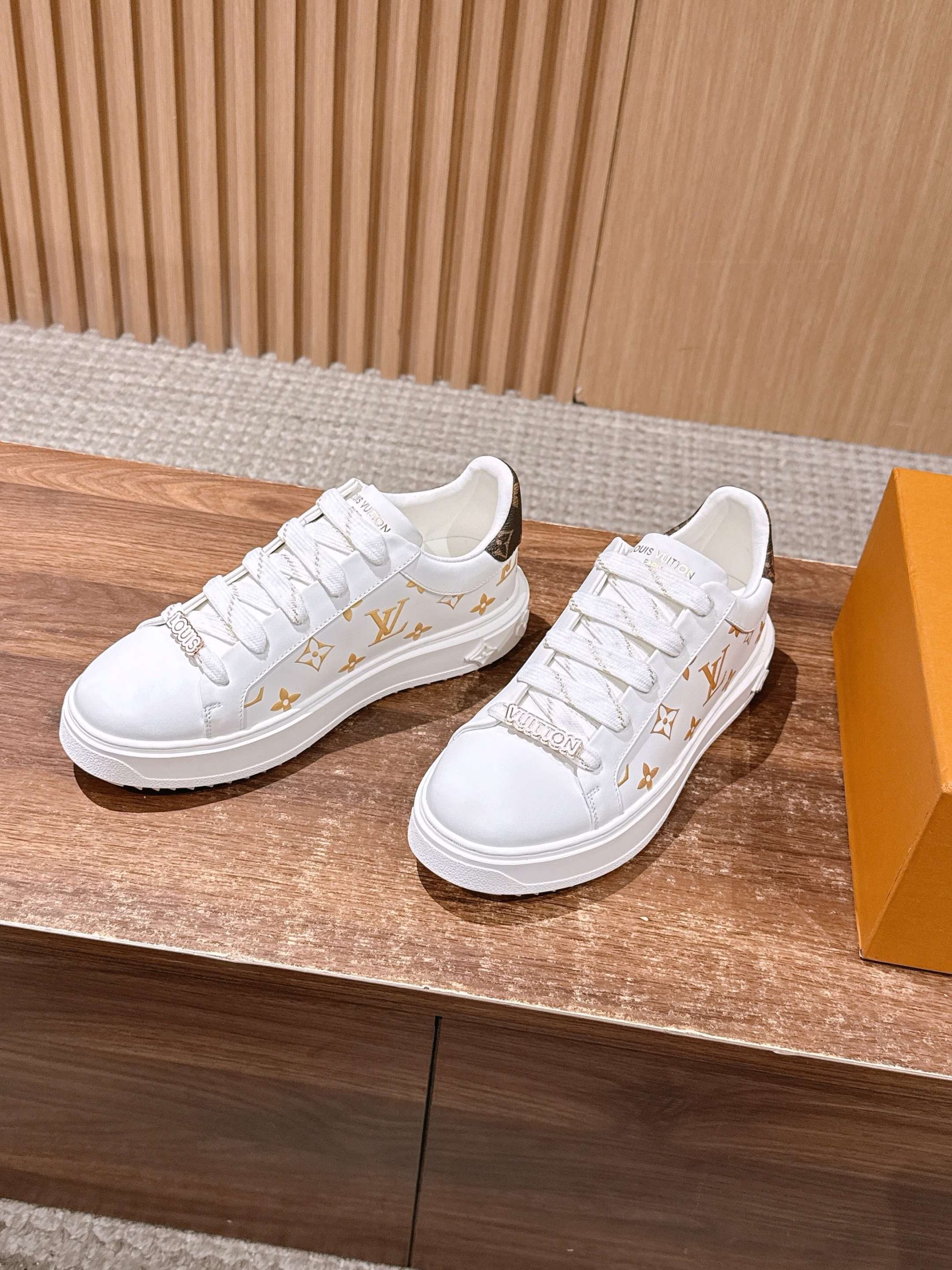 Louis Vuitton Frontrow Sneaker – White / Gold Logo Charm - 图片 2