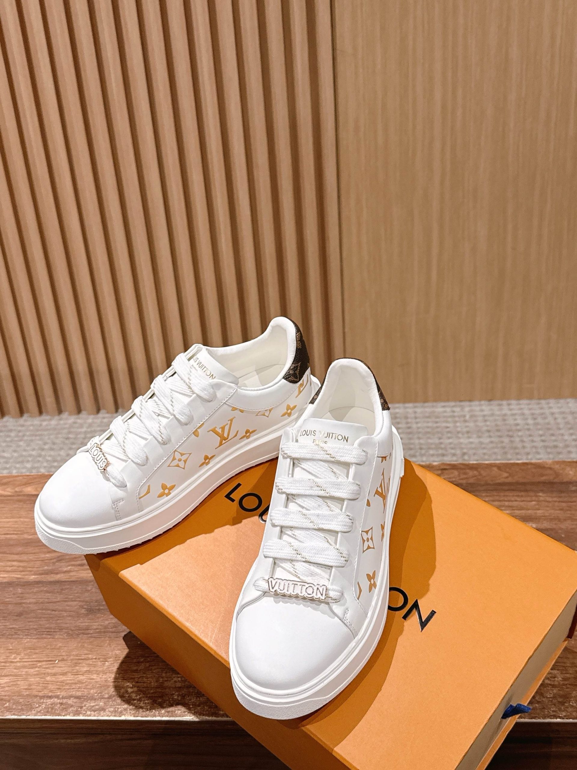 Louis Vuitton Frontrow Sneaker – White / Gold Logo Charm - 图片 4