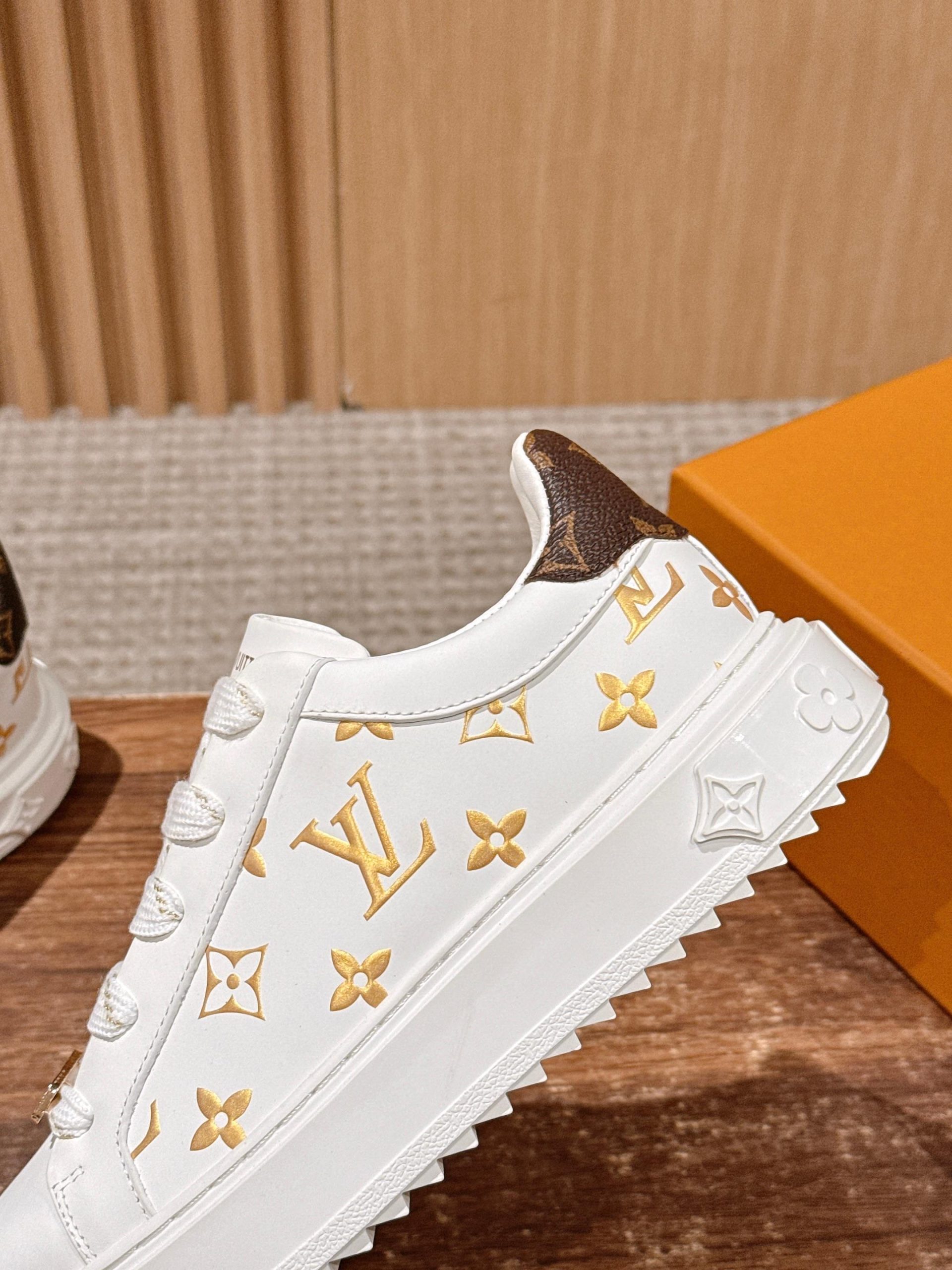 Louis Vuitton Frontrow Sneaker – White / Gold Logo Charm - 图片 8