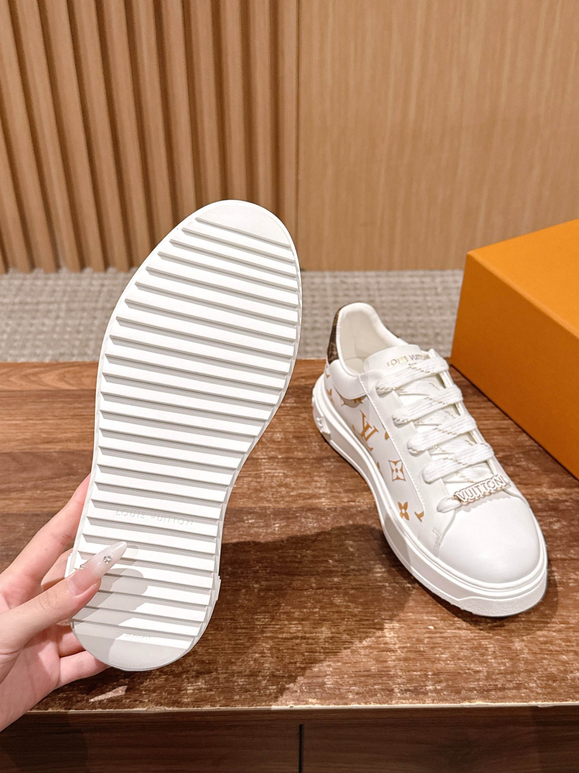 Louis Vuitton Frontrow Sneaker – White / Gold Logo Charm - 图片 9