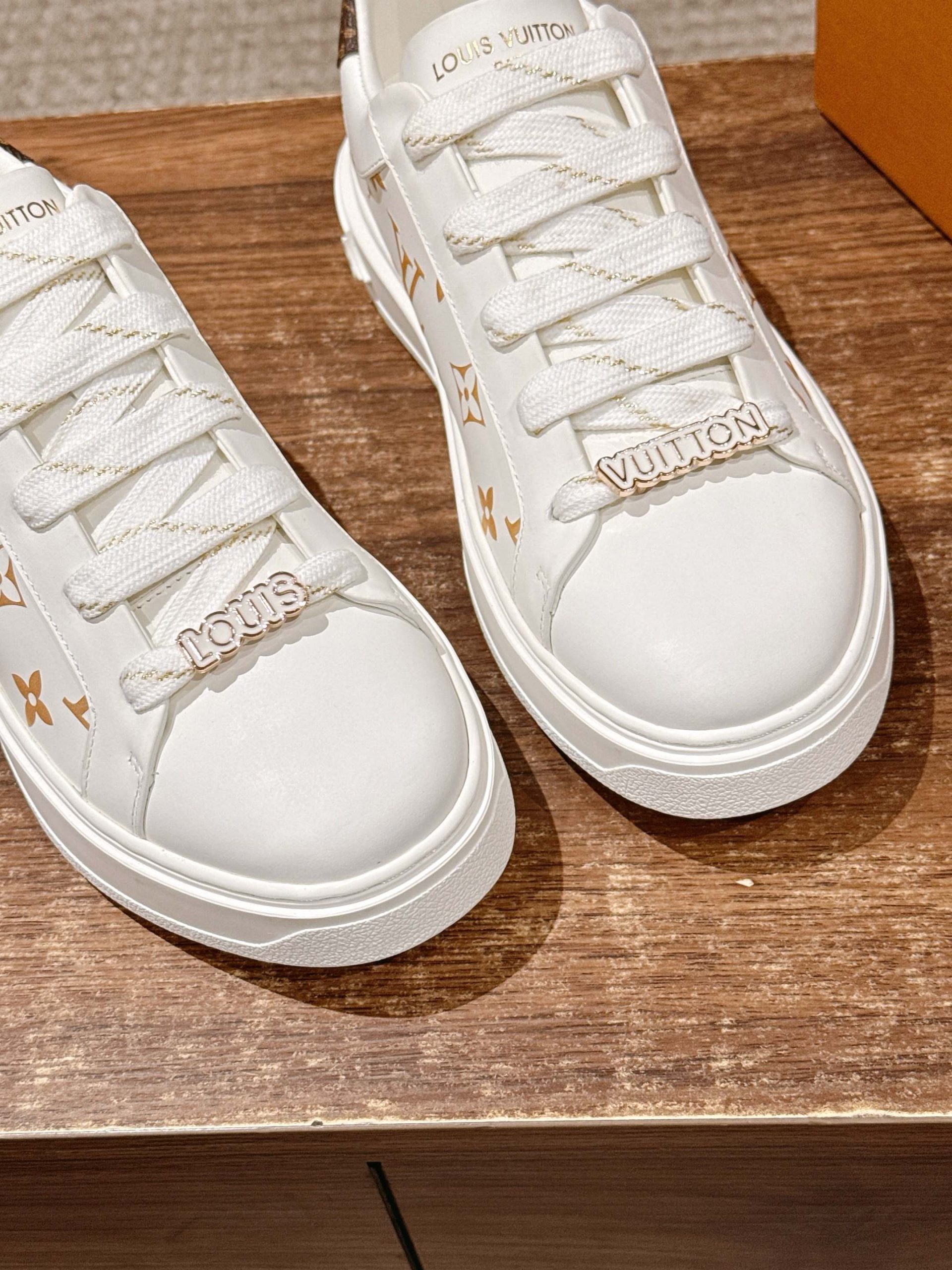 Louis Vuitton Frontrow Sneaker – White / Gold Logo Charm - 图片 6